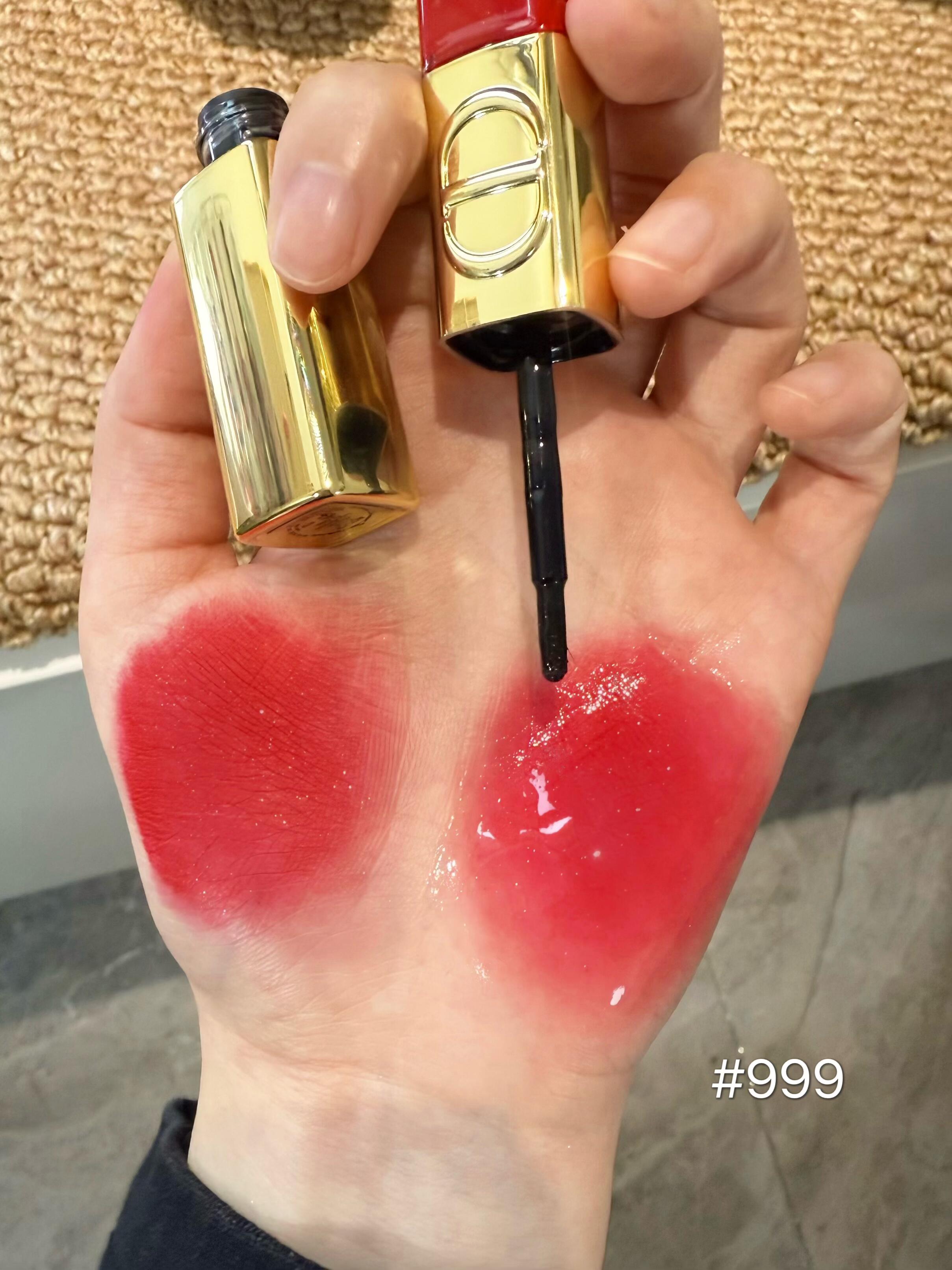 💰230
🍎迪奥2025圣诞限定✨🎄双头唇釉！！太权威了！！迫不及待想过圣诞节啦！！！
🤎100 不挑人的肉桂奶茶➕粉金细闪 优雅又贵气～
🍧720 经典玫瑰豆沙红茶棕➕粉金细闪 一整个纯欲感满满 自带气血感敲显白！
🍂747 浓郁烂番茄橘棕➕金色细闪 好有节日氛围感 很适合暖黄皮
🍎999 蓝调正红➕金色细闪 妥妥C位 大气又吸睛 年会拍照气场拉满！