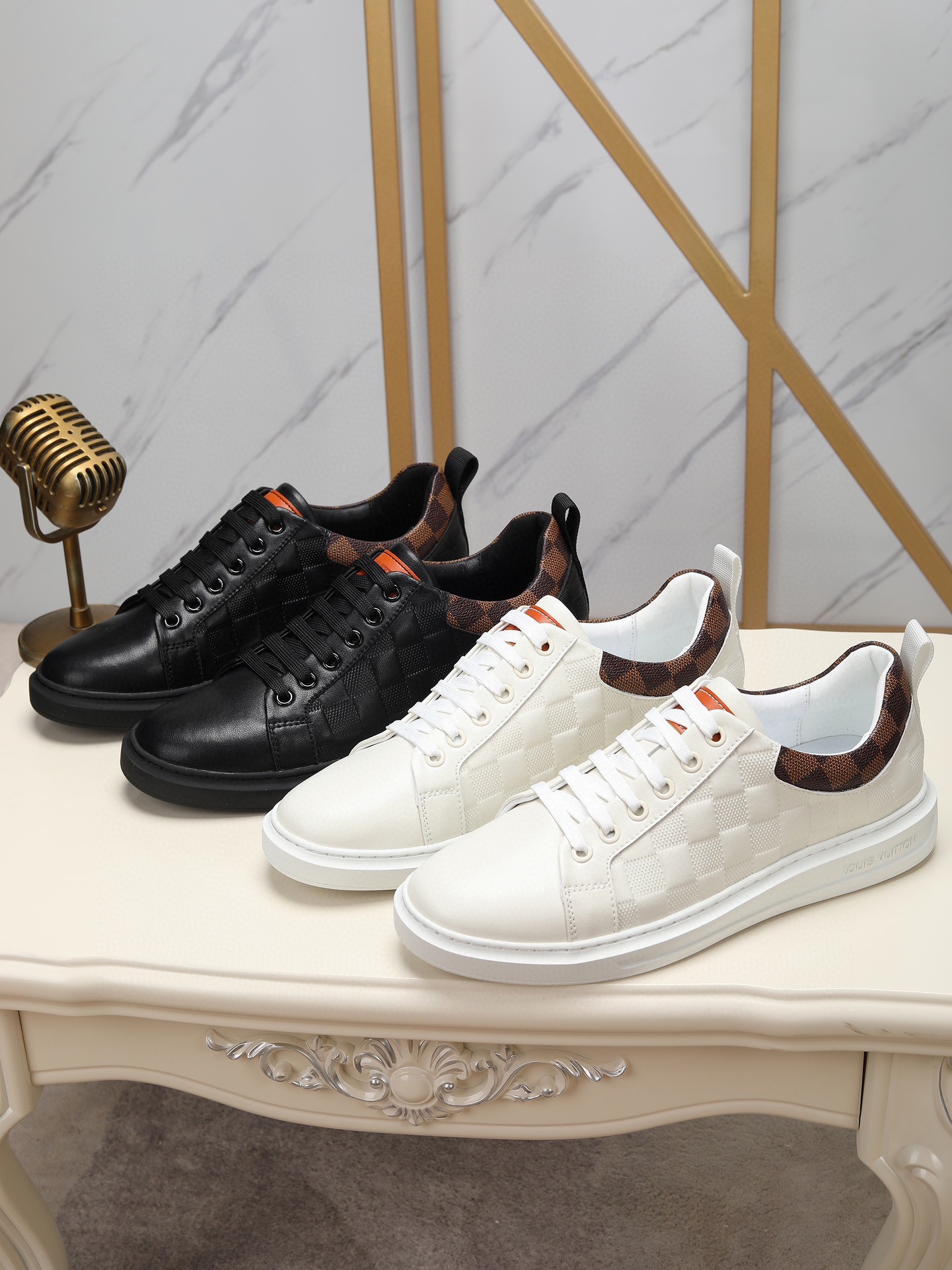 NO:270960,Real price 〖Lv〗New low-top men's shoes, the original quality upper is made of high-quality imported calfskin, the fully imported top-layer pig leather is breathable and comfortable, light and convenient, the leather is soft and delicate, wear-resistant and non-slip original one-to-one sole, the shoe shape is dignified and domineering, and the luxury and charm are uncovered!  Natural and free upstartism, leading the trend. Number 38-44, louis vuitton,cowhide19860909实价 〖Lv〗低帮新款男鞋,原版质量鞋面采用优质进口小牛皮,全进口头层猪皮内里透气舒适,轻巧方便,皮质柔软细腻,耐磨防滑原版一比一鞋底,鞋型端庄霸气,奢华魅力无所掩盖！自然洒脱的新贵主义,引领潮流.码数38-44,,louis vuitton,cowhide,Men's shoes