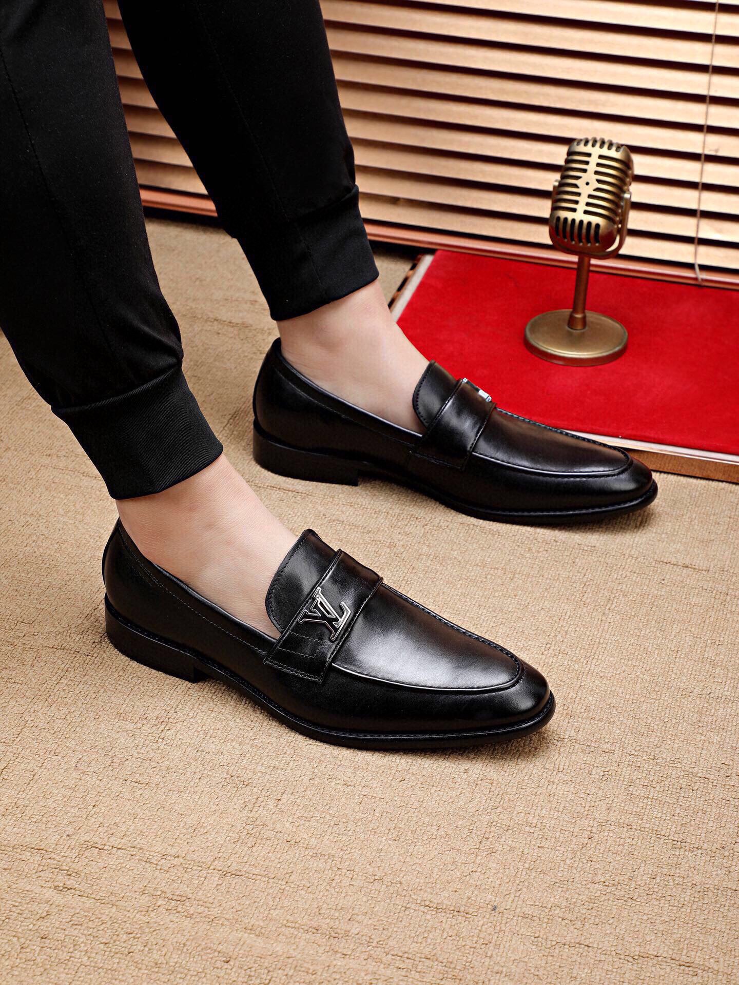 NO:283445,Real-price [LV] popular trendy and fashionable leather shoes are popular all over the world, and they are definitely not to be outdone!  The upper uses imported soft sheepskin lining with beaded cowhide and classic leather shoes, classic high-end and elegant, fashionable and stable; the overall design is harmonious and unified without lacking personality, easy to match, size 38-44,,louis vuitton, cowhide, sheepskin19860909实价【LV】爆款潮流时尚正装皮鞋风靡全球,绝对不甘示弱一比一复刻！鞋面采用进口开边珠牛皮柔软的羊皮内里.以及经典的皮鞋大底,经典高端大气,时尚不失稳重；整体设计和谐统一又不缺乏个性 随意搭配好驾驭 、码数38-44,,louis vuitton,cowhide,sheepskin,Men's shoes