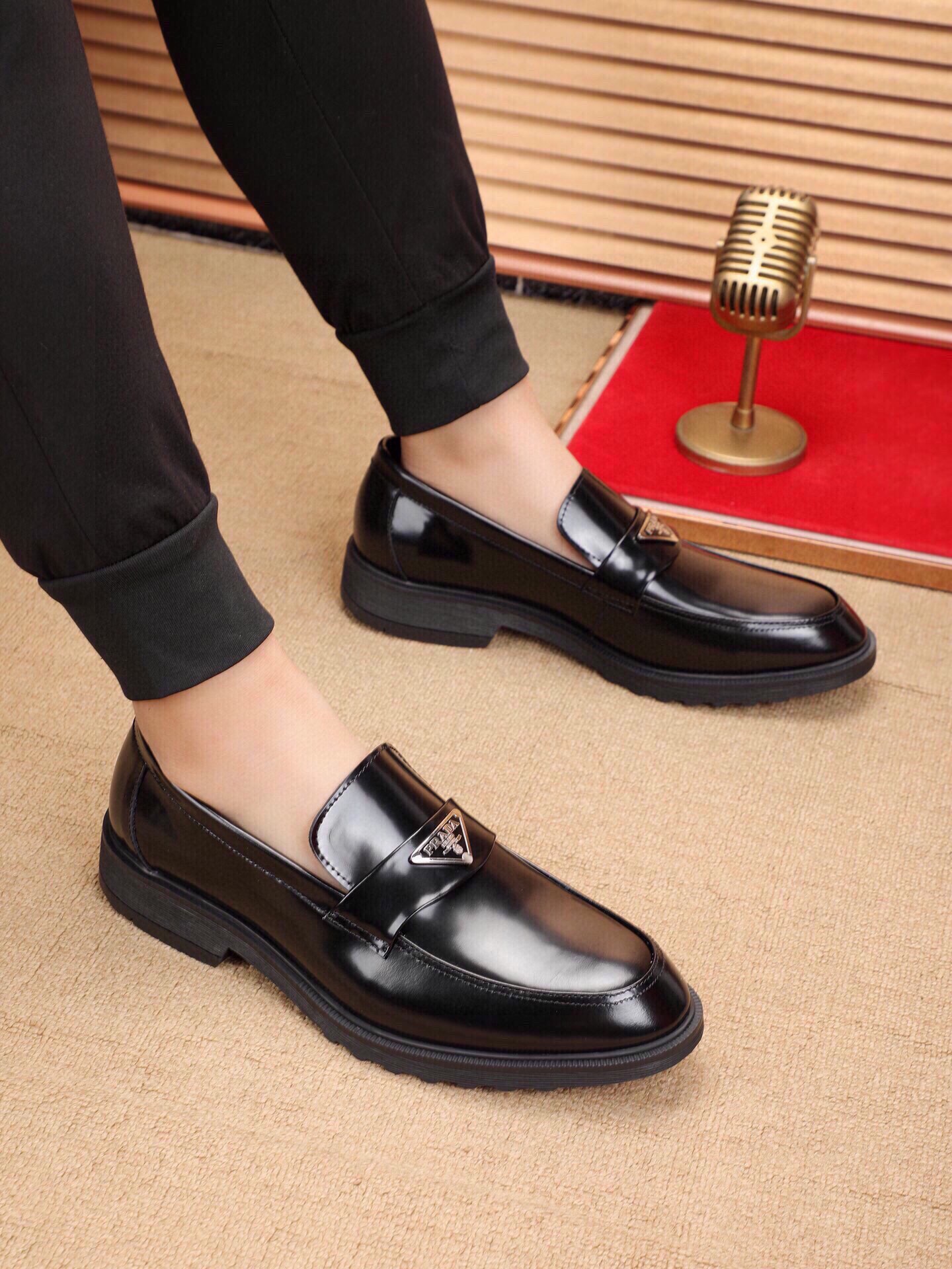 NO:283451,Real price [Prada] The original copy of top men's shoes, the upper is made of imported 1:1 materials, and the air-permeable inner lining is imported from Italy. It is definitely not a general process, and it is a star royal model!  The process flow of the large factory is specially designed to create the most perfect shoes for trendy men!  Number of codes 38-44, prada19860909实价 【普拉达】顶级男鞋官网原版复制,鞋面采用进口官网1:1材料制作意大利进口透气内里.绝非一般的工艺制造,明星御用款！大厂工艺流程,专为潮男们打造最完美鞋履！码数38-44,,prada,Men's shoes