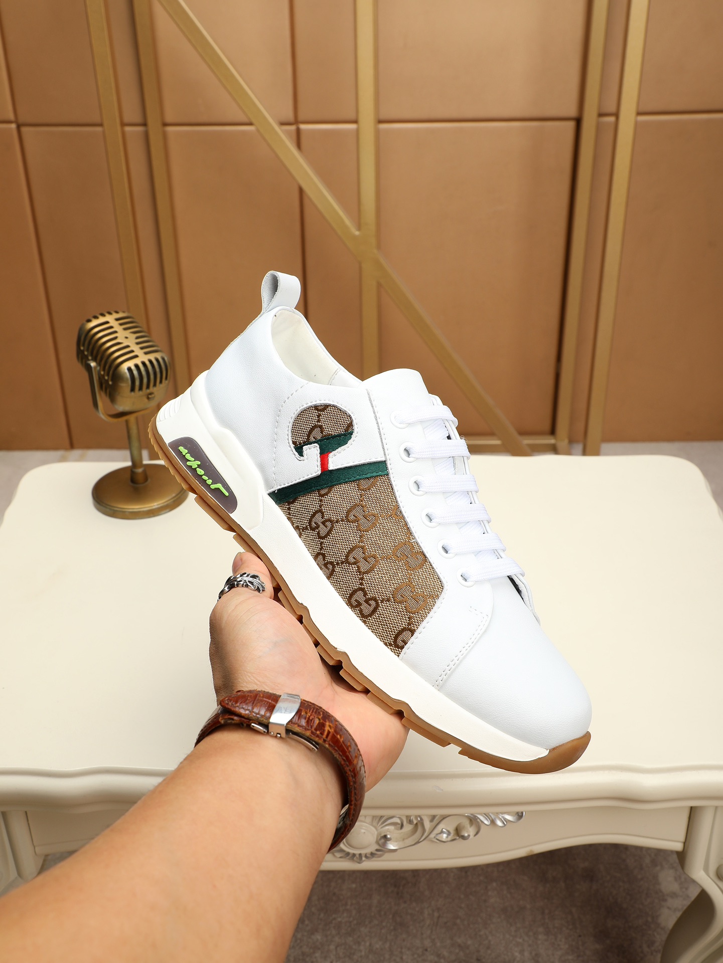 NO:270964,Real price Guqi Spring and Autumn new product series, classic casual sneakers for men, new lightweight outsole, original waterproof top layer cowhide, exquisite logo contrast design, excellent quality of environmentally friendly net cloth inner lining 38-44,,,sneakers,cowhide19860909实价 古奇春秋新品系列,男士经典休闲运动鞋,新型轻质大底,头层牛皮原版防水,配上精致标志撞色设计,环保网布内里品质超赞 38一44 、,,sneakers,cowhide,Men's shoes