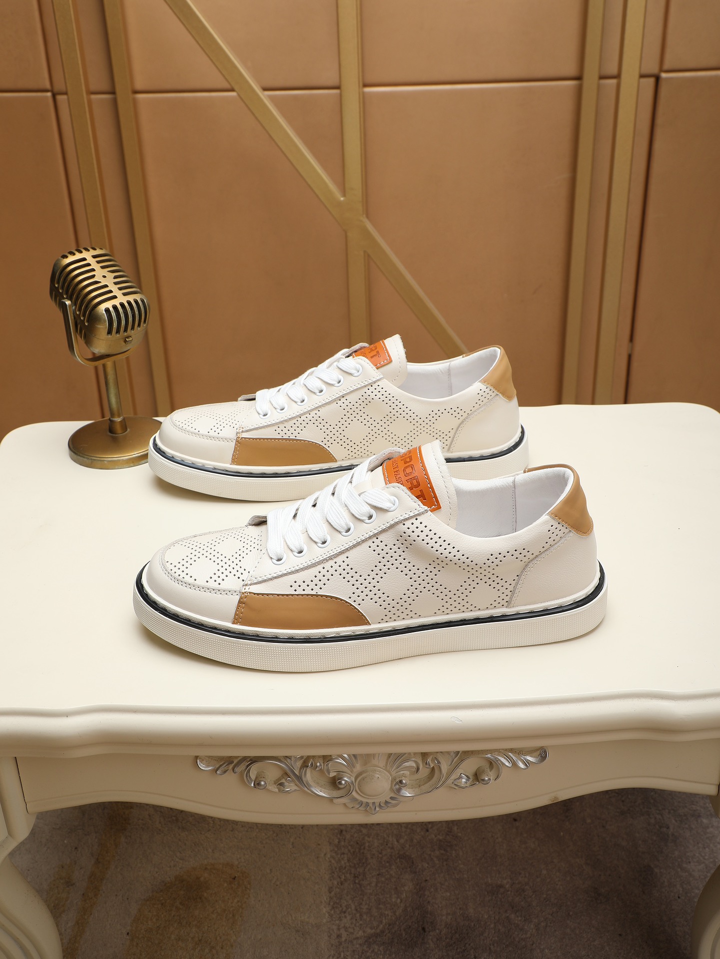 NO:270949,Real price latest casual men's shoes, welcome 1:1 comparison, single style Guqi Hong Kong counter casual shoes, counter quality, support inspection, high-quality workmanship, upper uses Italian imported cowhide, imported leather lining, original fashion sports sole, casual fashion, high-end quality, size 38-44, cowhide19860909实价 最新休闲男鞋,欢迎1:1对比,爆单款古奇香港专柜休闲鞋,专柜品质,支持验货,优质做工,鞋面采用意大利进口头层牛皮,进口皮内里,原版时尚运动大底 ,休闲时尚,高端品质,码数38-44,,cowhide,Men's shoes