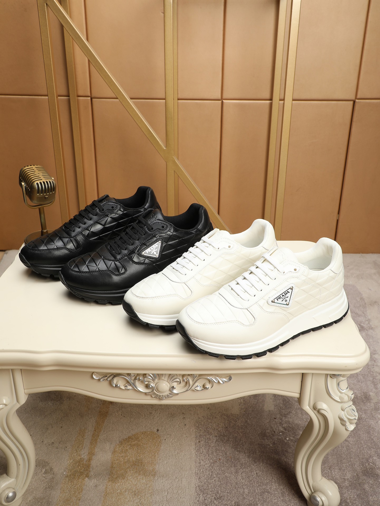 NO:270950,Real price [Prada]. High-end brand official website 1:1 latest masterpiece original mold customization, fabric is made of imported original materials, upgraded version of the sole, lighter and non-slip. The top quality of the market, simple and tasteless, must-have for trendy people, fashion is right under your feet, full of confidence, the season for the same summer slippers in the counter is here. Size 38-44, prada, slippers19860909实价【普拉达】. 高端品牌 官网1:1最新力作原版开模定制,面料釆用进口原版材料制作,升级版大底,更轻便,防滑.市场顶级品质,简单不失品味,潮人必备,时尚就在脚下,自信满满,专柜同款夏季拖鞋的季节来了.码数38-44,,prada,slippers,Men's shoes