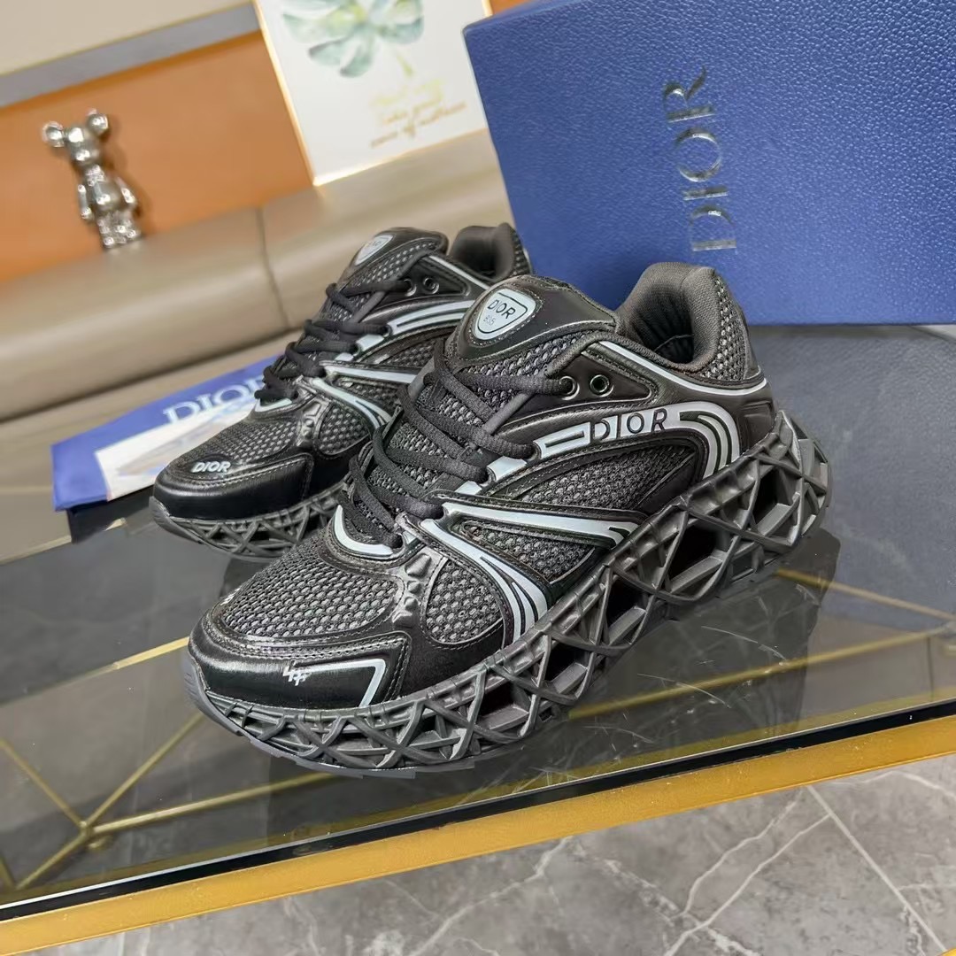 NO:283441,Real price. Dior 25SS B35 latest dad sneakers Dad shoes are rich in classic series in a fashionable and retro style. They are carefully crafted and can be matched with casual styles throughout the year. The logo on the tongue of the Dad Shoes style shoe is also marked. This pair of shoes is made of delicate textured leather and mesh fabric materials to splice into the shoe body. There are conspicuous letters on both sides of the shoe body to indicate the identity, and the shoe body outlines the details, making the shoe look less monotonous and retro three-dimensional!  Original custom cowhide fabric, imported breathable net, original sole, open mold, anti-slip, large sole size 38–45 (46 custom made, no return or exchange),,dior,dior,sneakers,cowhide19860909实价. Dior 迪奥 25SS B35最新款老爹运动鞋 老爹鞋 以时髦复古风格丰富经典系列.精心制作,可全年与休闲造型搭 顺应复古市场的趋势的 Dad Shoes风格鞋款鞋舌上的标志 也注明了这双鞋是运用了质感细腻的皮革和网眼布面材质拼接成鞋身,鞋身两侧有显眼的字母 表明身份,鞋身多处线条勾勒细节 让鞋子看起来不那么单调、复古立体感十足！面料原版定制牛皮 内里进口透气网里 鞋底原版开模防滑大底码数38–45(46定做不退换）,,dior,dior,sneakers,cowhide,Men's shoes