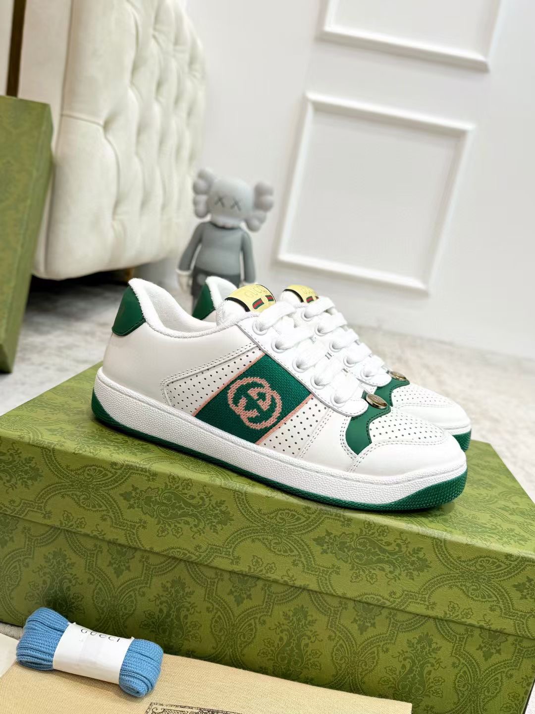 NO:556831,Actual price. Gucci dirty shoes  Top factory quality, impeccable at the store, the comfort level is incredible, retro and distressed elements, washed retro logo on the tongue, metal double LOGO with 99 recognition, full of Gucci elements; terrycloth lining, cowhide foot pads and 3mm latex are much more comfortable than genuine leather shoes, environmentally friendly TPU wear-resistant outsole, soft and elastic  .The inside of the tongue is made of imported elastic bands, which have great tension and will not strangle your feet. I do not develop without the original version. Only by getting the original version can the shoes be accurate and beat the market version. Every stitch and line is very tight and full. The debugging process is the most painstaking. It takes more than a hundred modifications to adjust it to the perfect state so that it can be worn comfortably by all kinds of foot types!  Size 35-45),,gucci,cowhide19860909实价. Gucci脏脏鞋 顶级工厂品质,专柜一比一无可挑剔,穿上脚舒适度燃到爆表复古做旧元素,鞋舌水洗复古标,金属双Glogo相识度99,满面的Gucci元素；毛巾布内里,牛皮垫脚加3mm的乳胶比真皮的鞋子舒服多了,环保TPU耐磨大底,柔软有弹性.鞋舌内侧采用进口松紧带,拉力超级棒又不会勒脚我是无原版不开发,只有拿到原版做出来的鞋子才能不差毫厘,秒杀市面版本,每一针一线都是非常紧实饱满.调试的过程是最花心思的修修改改不下百遍才调整到完美的状态让各种脚型都穿的舒适！码数35-45）,,gucci,cowhide,Men's shoes