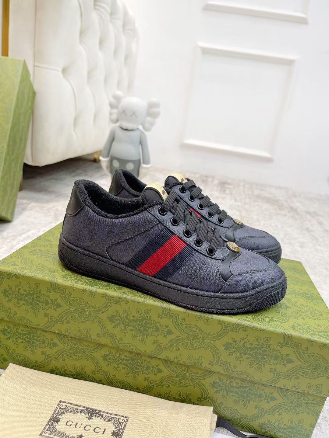 NO:556864,Actual price. Gucci dirty shoes  Top factory quality, impeccable at the store, the comfort level is incredible, retro and distressed elements, washed retro logo on the tongue, metal double LOGO with 99 recognition, full of Gucci elements; terrycloth lining, cowhide foot pads and 3mm latex are much more comfortable than genuine leather shoes, environmentally friendly TPU wear-resistant outsole, soft and elastic  .The inside of the tongue is made of imported elastic bands, which have great tension and will not strangle your feet. I do not develop the shoes without the original version. Only by getting the original version can the shoes be accurate and beat the market version. Every stitch and line is very tight and full. The debugging process is the most painstaking. It takes more than a hundred modifications to adjust it to the perfect state so that it can be worn comfortably by all kinds of foot types!  Size 35-45),,gucci,cowhide19860909实价. Gucci脏脏鞋 顶级工厂品质,专柜一比一无可挑剔,穿上脚舒适度燃到爆表复古做旧元素,鞋舌水洗复古标,金属双Glogo相识度99,满面的Gucci元素；毛巾布内里,牛皮垫脚加3mm的乳胶比真皮的鞋子舒服多了,环保TPU耐磨大底,柔软有弹性.鞋舌内侧采用进口松紧带,拉力超级棒又不会勒脚我是无原版不开发,只有拿到原版做出来的鞋子才能不差毫厘,秒杀市面版本,每一针一线都是非常紧实饱满.调试的过程是最花心思的修修改改不下百遍才调整到完美的状态让各种脚型都穿的舒适！码数35-45）,,gucci,cowhide,Men's shoes