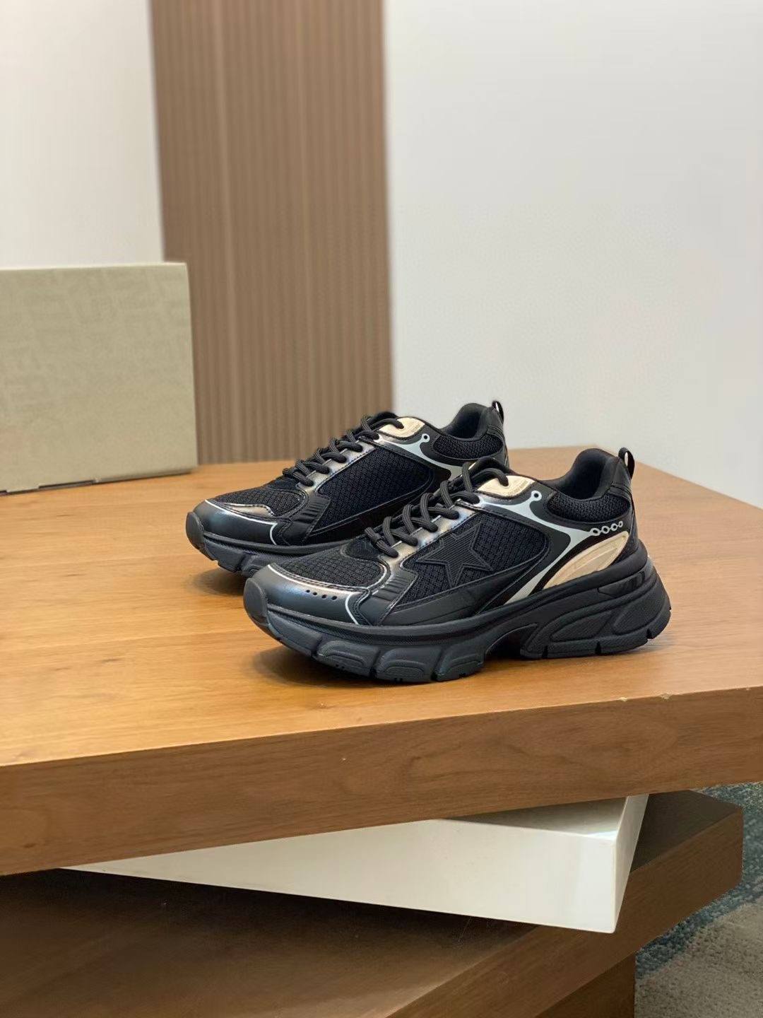 NO:605150,Actual price New model on the shelves Ggdb Yi Yang Qianxi's same style GGDB dad shoes are finally here. LIGHTSTAR retro lightweight thick-soled dad shoes Material and craftsmanship Original fabric/sheep leather/cow leather material Fabric lining Embroidery style mesh texture decorative elements Y2K style three-dimensional flash logo Midsole lightweight EVA foam material Sole rhombus texture and herringbone tread pattern  Code number 35-44 (45 customized),,cowhide,sheepskin19860909实价 新款上架 Ggdb 易烊千玺同款GGDB老爹鞋终于也来了.LIGHTSTAR复古轻盈厚底老爹鞋 材质与工艺 原版织物/羊皮革/牛皮革材质 织物里衬 刺绣风网状纹理装饰元素 Y2K风格立体闪光标识 中底轻盈EVA 泡沫材质 鞋底菱形纹路和人字形胎纹图案 码数35-44（45订做）,,cowhide,sheepskin,Men's shoes