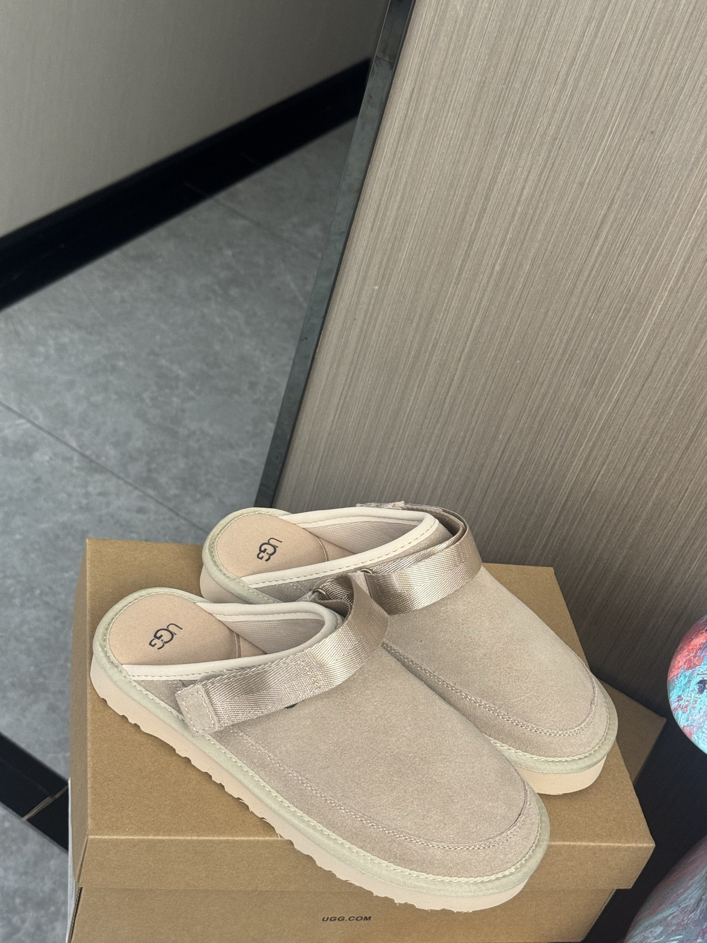 NO:780550,Real price 25ss new ugg toe flip flops. I have been attracted by this brand. It took me a long time to find the goods through purchasing. It’s really hard to find a pair of shoes. They are really good-looking. Sisters, please help me. Fabric imported suede. Fabric cowhide. Outsole. IP foam outsole. Size#35-45,,cowhide,chamois leather.19860909实价 25ss 新款 ugg 包头拖 这个品牌我就心动了 代购找很久才买到货,真的一鞋难求,真的超级好看,姐妹们给我冲 面料进口麂皮 面料牛皮 大底IP发泡大底 Size#35-45,,cowhide,chamois leather,Men's shoes