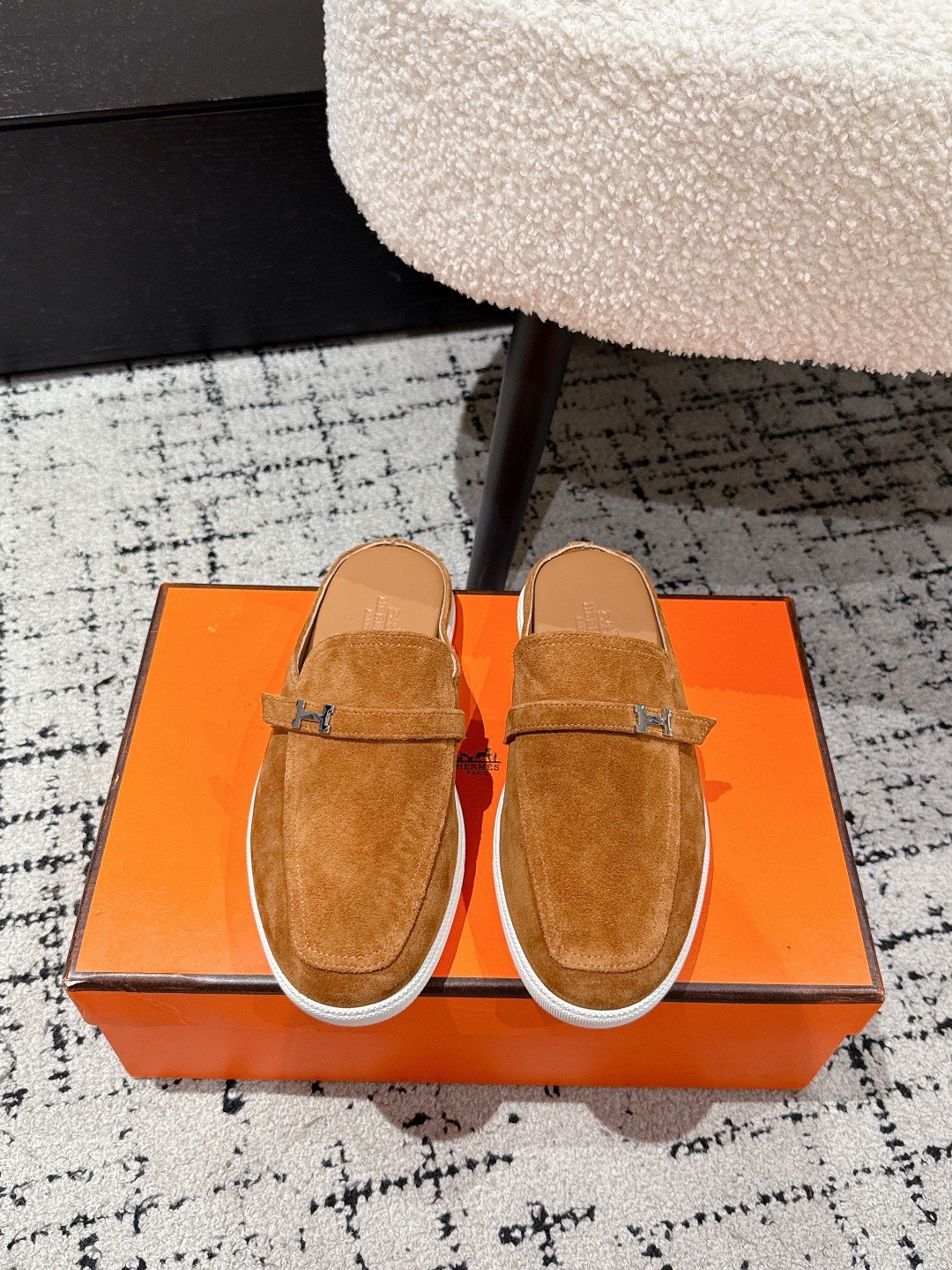 NO:779561,Real price top version Hermes 25/ new autumn and winter Loft half drag, British retro design, classic and attractive!  Original reverse molded last, perfect shape. Comfortable and casual!  面料牛反绒/小牛皮 内里进口羊皮里 大底原版开模大底 Size#35-46 (女40男4546定做）,,hermes,hermes,loafers,cowhide,sheepskin19860909实价 顶级版本 Hermes爱马仕 25/ 秋冬新款 乐福 半拖 英伦复古设计,经典耐看！原版倒模楦型,极致形体.舒适 休闲！ 面料牛反绒/小牛皮 内里进口羊皮里 大底原版开模大底 Size#35-46 (女40男4546定做）,,hermes,hermes,loafers,cowhide,sheepskin,Men's shoes