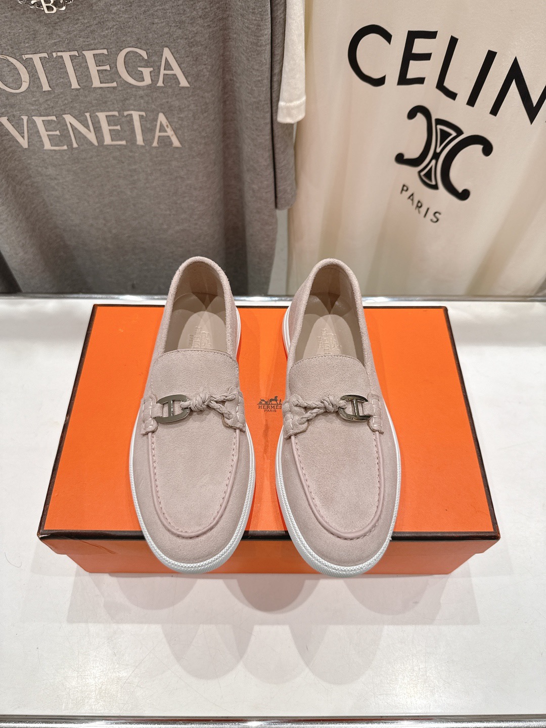 NO:779546,High version real price 25ss new casual shoes for couples, loafers, classic casual style, classic and durable!  The original reverse molded last has the ultimate shape, and the imported calfskin presents an exquisite texture!  Open the mold to customize the A-level high-density private mold outsole with luxurious packaging!  The fabric is original imported first-layer calfskin, the lining is imported sheepskin, the outsole is original molded rubber outsole, the size is 35-46 (female 40, male 45 46, custom-made and non-returnable),, loafers, cowhide, sheepskin19860909高版本实价 25ss新品情侣款休闲鞋乐福鞋 经典休闲风格,经典耐看！原版倒模楦型,极致形体,进口小牛皮呈现出精致质感！开模定制A级高密私模大底,奢华包装！ 面料原版进口头层小牛皮 内里进口羊皮 大底原版开模橡胶大底 码数35-46（女40 男45 46订做不退换）,,loafers,cowhide,sheepskin,Men's shoes