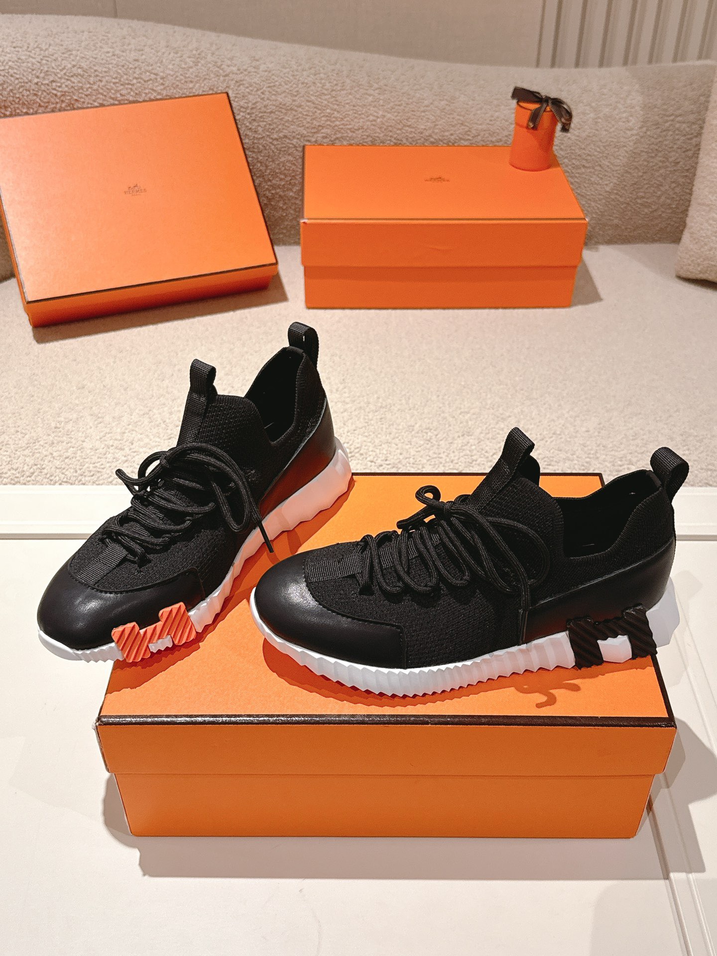 NO:730230,Real price Hermès top version# Classic couple casual sports shoes Couple casual sports dad shoes combine high-tech canvas and suede goatskin, decorated with an exaggerated 'H' letter on the rubber sole. The italic design and bright colors show vitality and continue the brand design inspiration. Walking lightly in the city, feel unrestrained and comfortable. Delivered in exquisite packaging. The original material of the fabric is special fabric and suede cowhide. The interior is customized with breathable mesh. The outsole is made of TPU+rubber foam. The sole is 3CM thick.  Size 35-45,,hermes,sneakers,cowhide,sheepskin,chamois leather19860909实价爱马仕 顶级版本# 经典情侣款 休闲运动鞋 情侣款休闲之履运动老爹鞋结合高科技帆布与麂皮山羊皮,在橡胶鞋底上饰以夸张“H”字母,斜体设计和鲜艳色彩展现活力,延续品牌设计灵感.轻盈漫步都市,感受无拘舒适. 配送精美包装 面料原版材质特殊布料和牛反绒牛皮 内里定制透气网面 大底开模TPU+橡胶发泡材质 底厚3CM 码数35-45,,hermes,sneakers,cowhide,sheepskin,chamois leather,Men's shoes