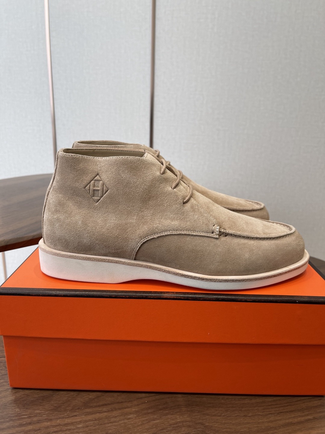 NO:779540,Real price top version of Hermes - 25ss men's new autumn and winter loafers + British retro design, classic and durable!  Original inverted mold last, ultimate shape, imported high-end fabrics showing exquisite texture!  Fabric: cow suede, mixed sheep lining, outsole genuine leather welt + original T, bottom thickness 3CM, code size 39-45 (46.47 custom made, non-refundable),,hermes,hermes,loafers19860909实价 顶级版Hermes爱马仕—25ss男士秋冬新款乐福鞋+英伦复古设计,经典耐看！原版倒模楦型,极致形体,进口高端面料呈现出精致质感！ 面料牛反绒 内里混种羊里 大底真皮沿条+原版T 底厚3CM 码数39-45（46.47定做不退换）,,hermes,hermes,loafers,Men's shoes