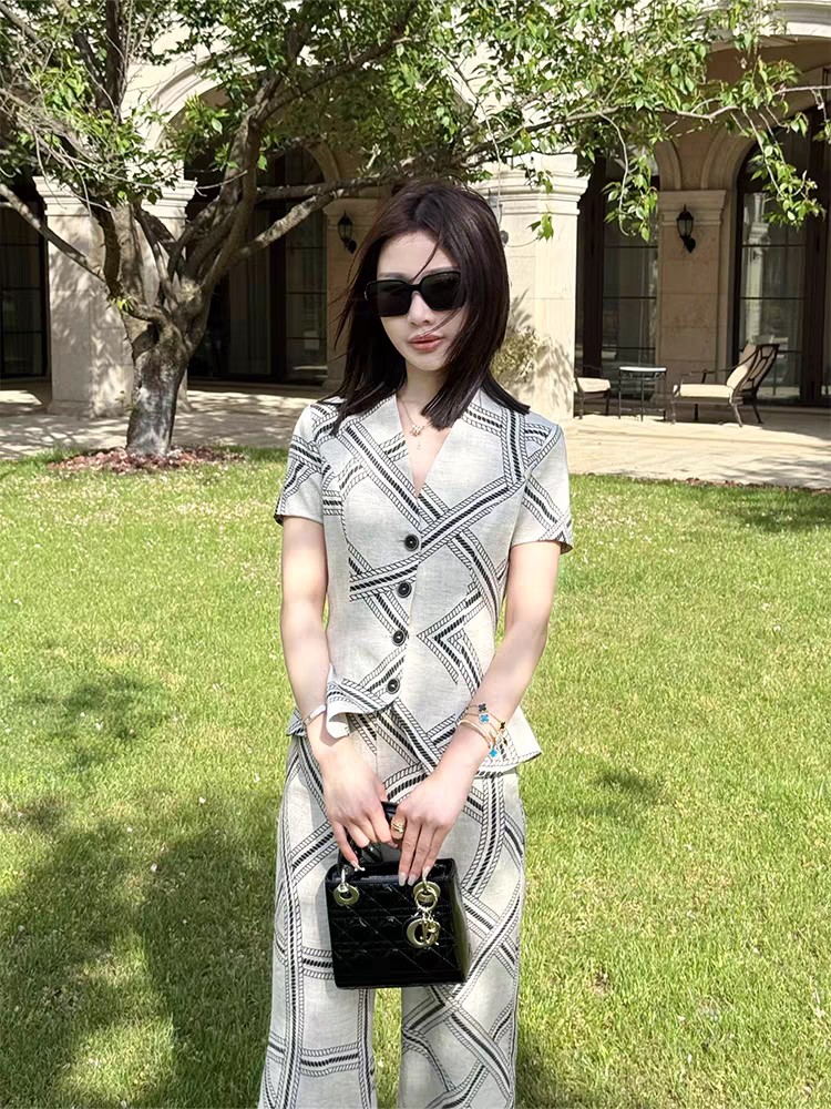 Stylish High-Quality Women’s Suits for Summer, Various Sizes Available - 图片 1