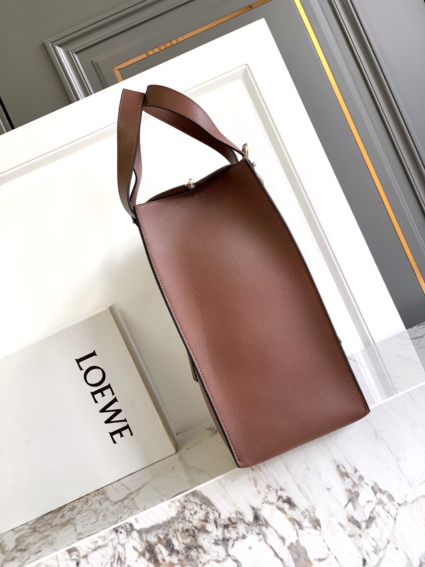 Loewe Loewe Buckle Tote手袋 新版本带拉链 男仕托特包，型號3050A