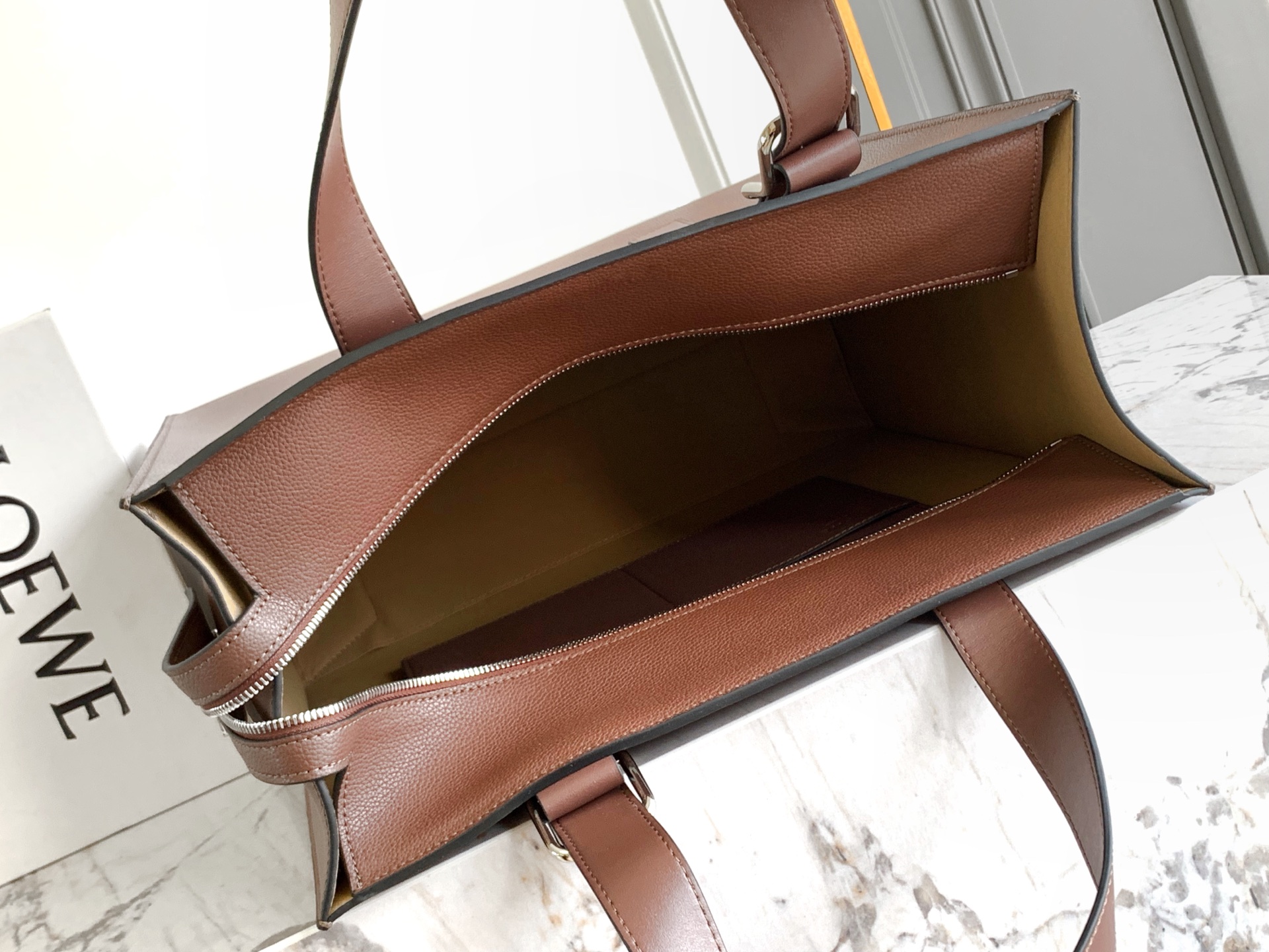 Loewe Loewe Buckle Tote手袋 新版本带拉链 男仕托特包，型號3050A