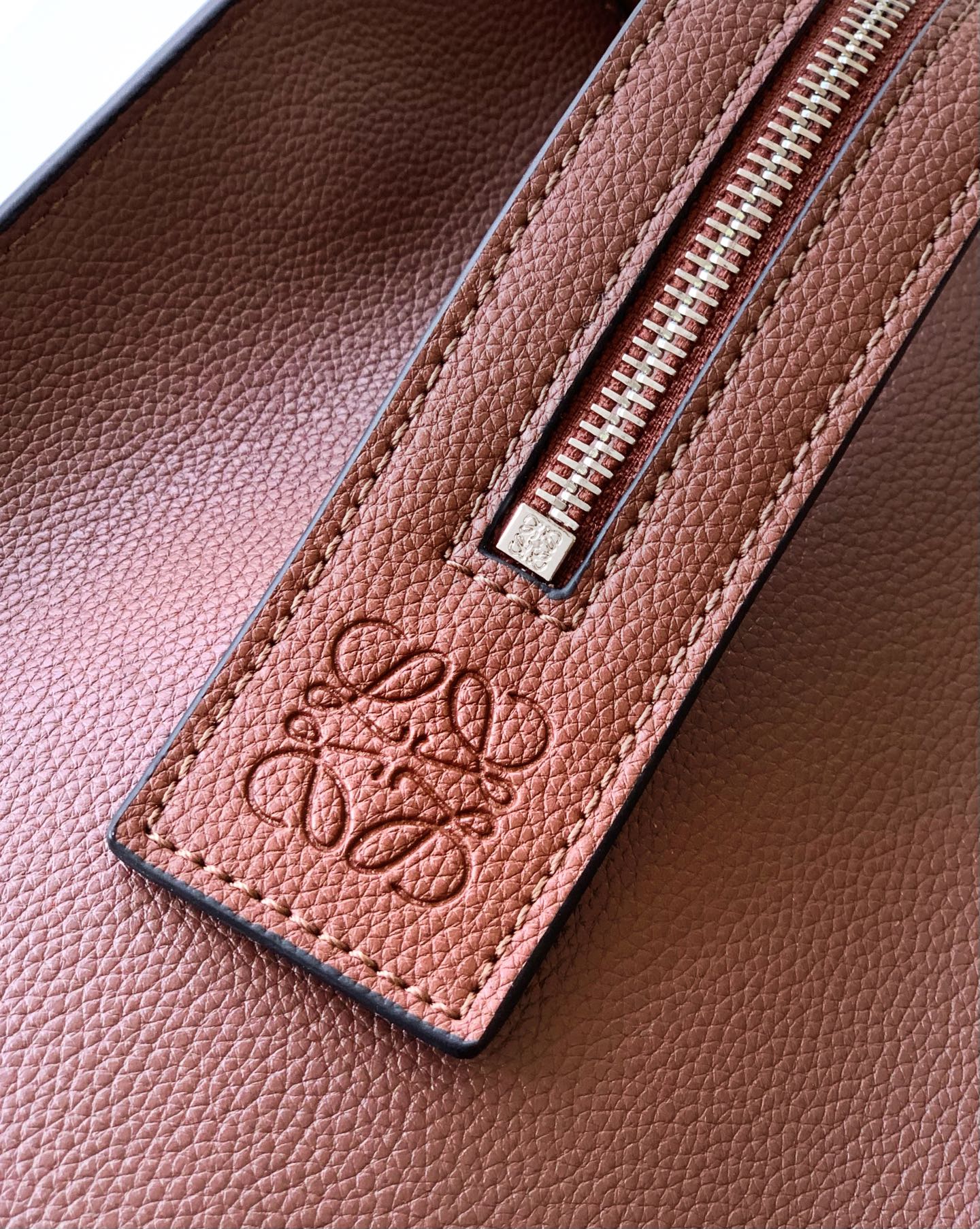 Loewe Loewe Buckle Tote手袋 新版本带拉链 男仕托特包，型號3050A