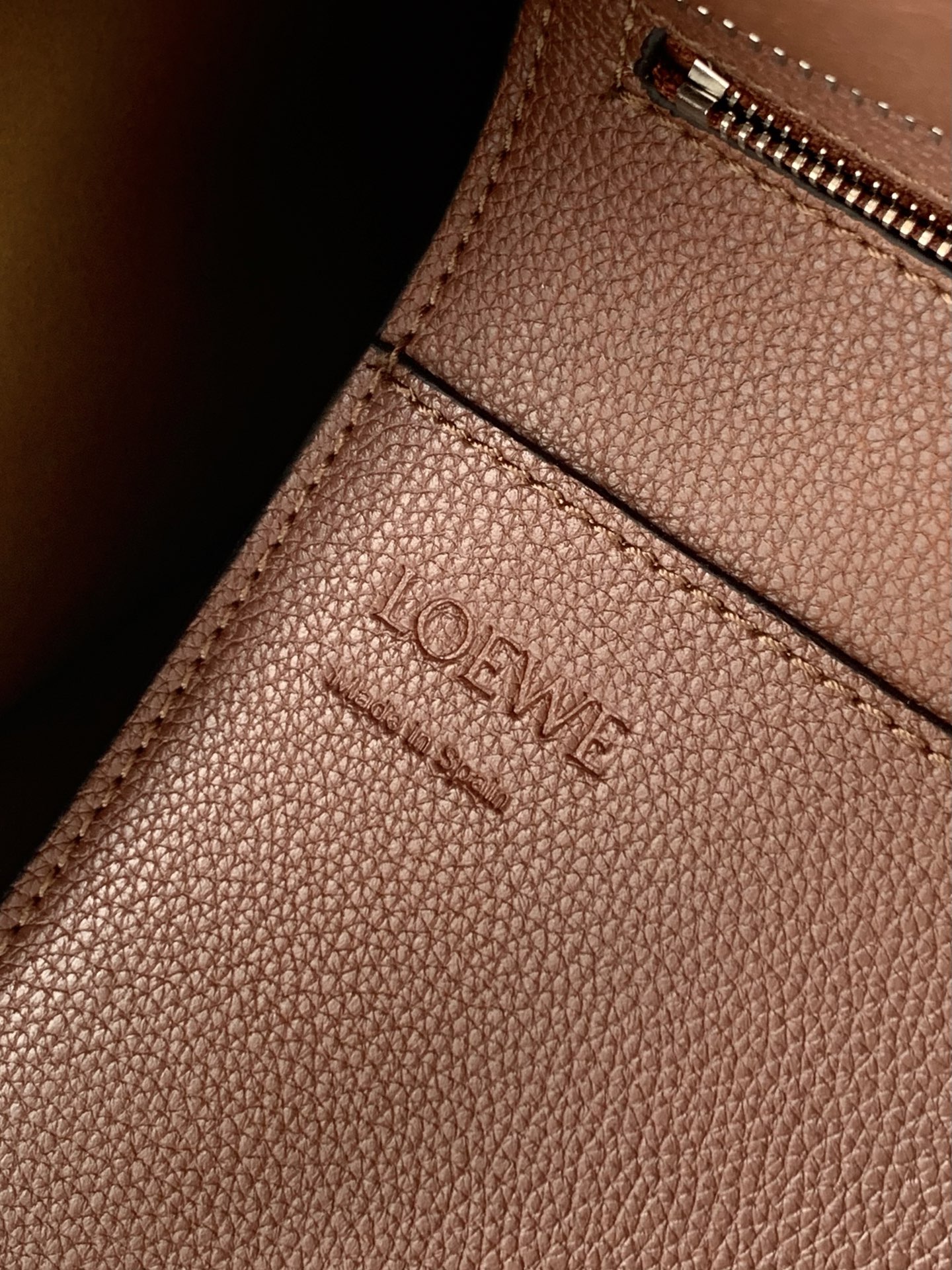 Loewe Loewe Buckle Tote手袋 新版本带拉链 男仕托特包，型號3050A