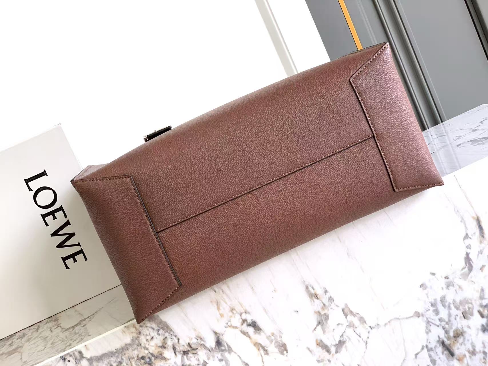 Loewe Loewe Buckle Tote手袋 新版本带拉链 男仕托特包，型號3050A