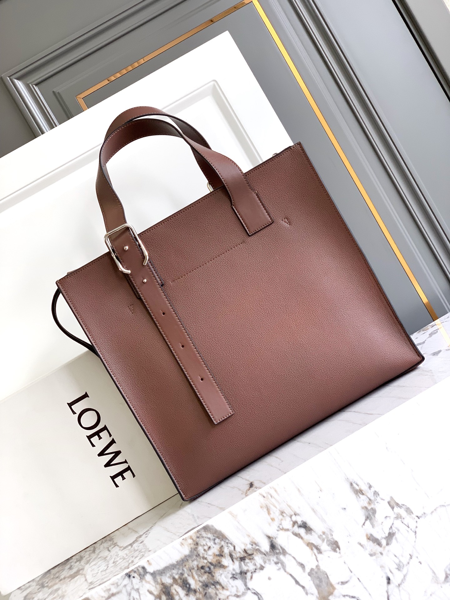 Loewe Loewe Buckle Tote手袋 新版本带拉链 男仕托特包，型號3050A