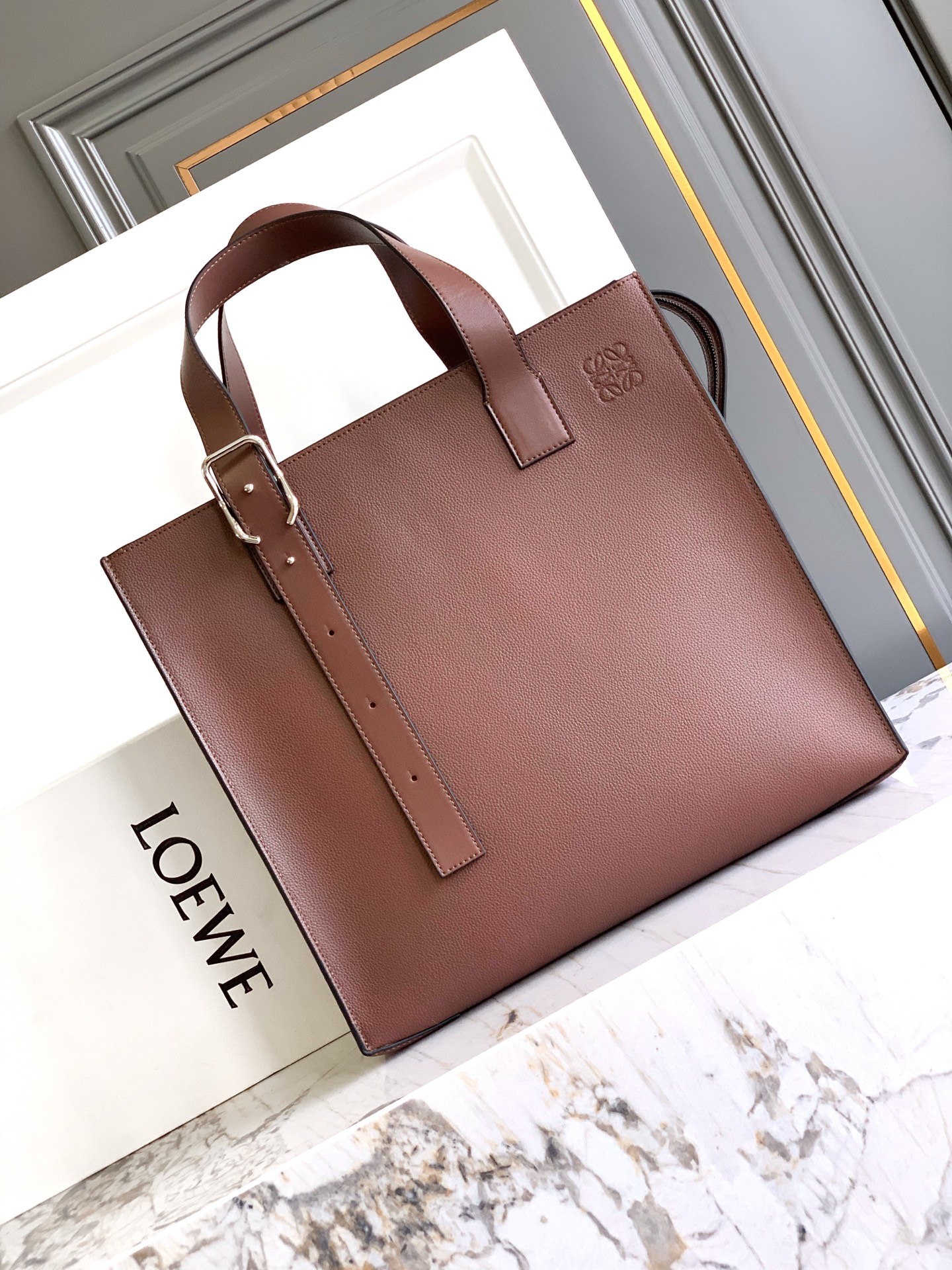Loewe Loewe Buckle Tote手袋 新版本带拉链 男仕托特包，型號3050A