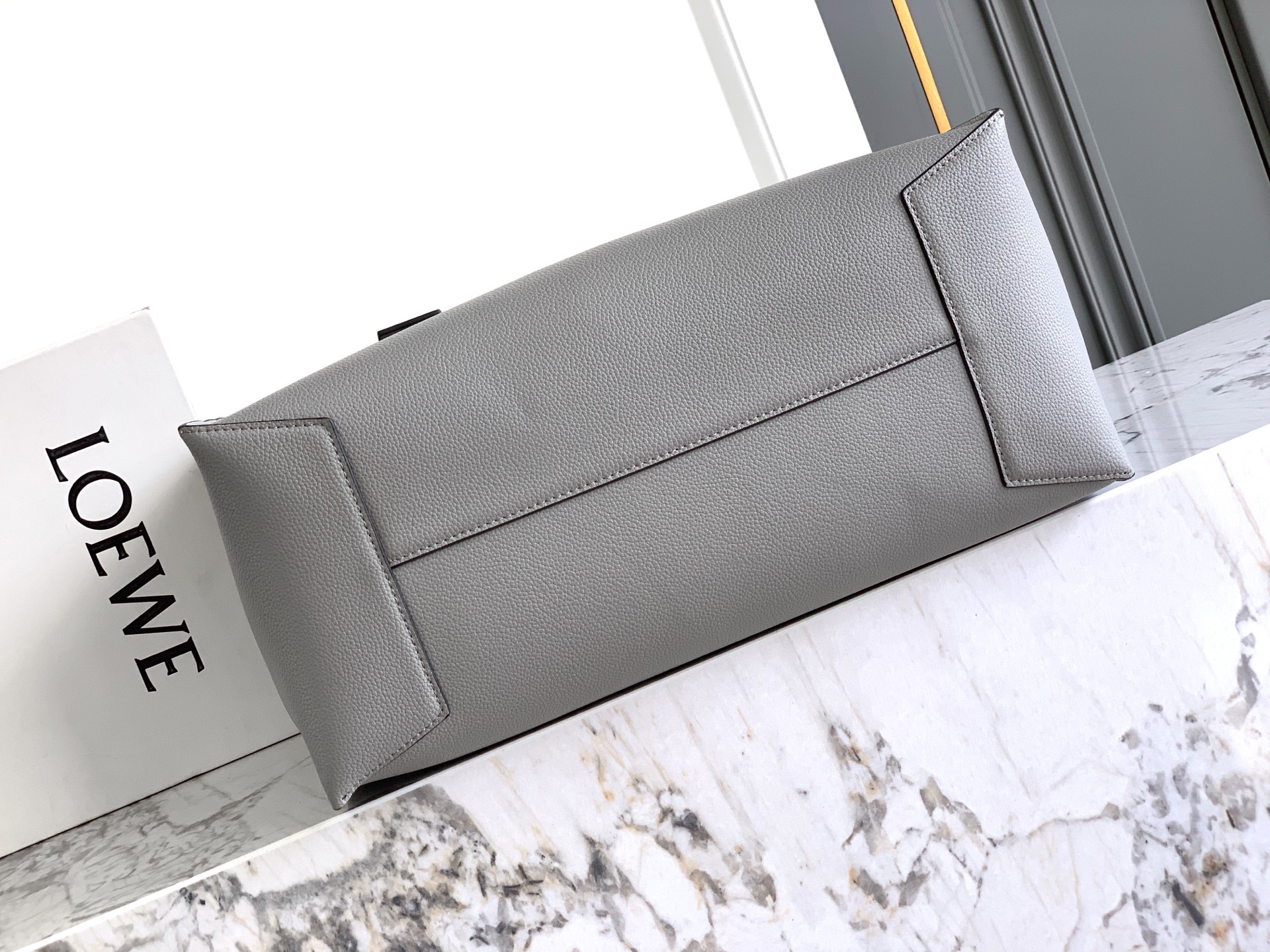 Loewe Loewe Buckle Tote 不带拉链 荔枝纹灰色手袋 男仕灰色托特包