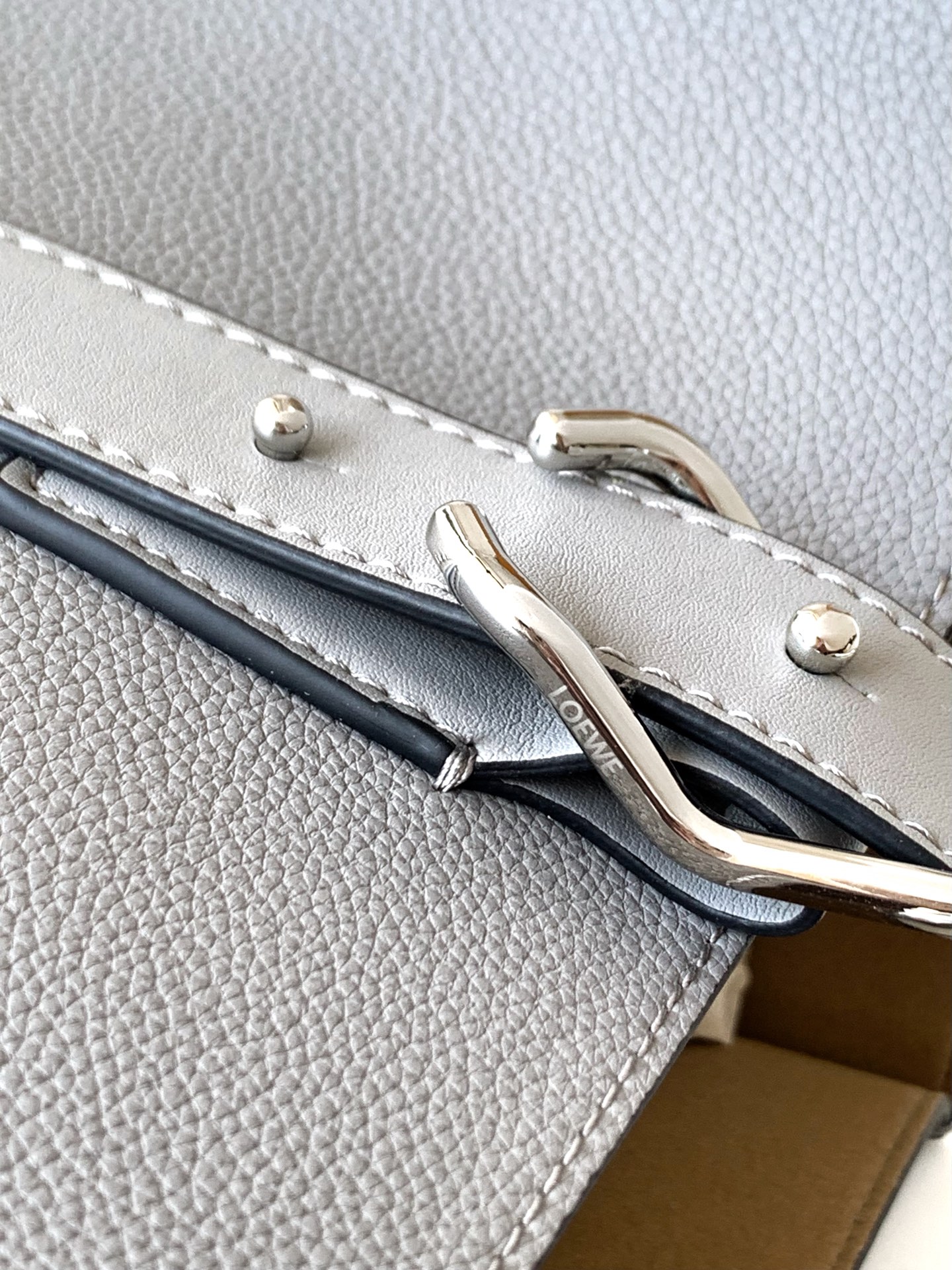 Loewe Loewe Buckle Tote 不带拉链 荔枝纹灰色手袋 男仕灰色托特包