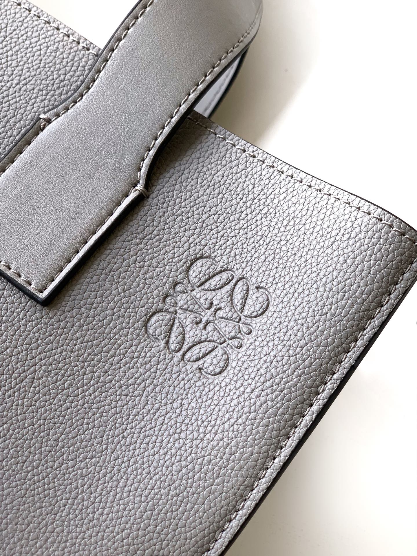 Loewe Loewe Buckle Tote 不带拉链 荔枝纹灰色手袋 男仕灰色托特包