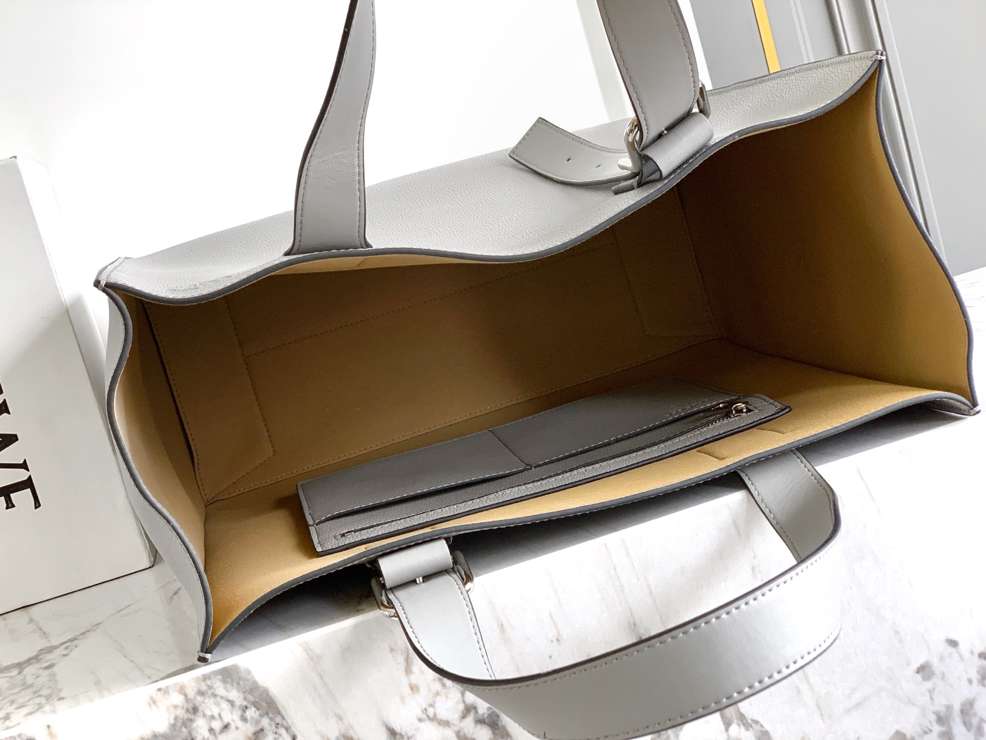 Loewe Loewe Buckle Tote 不带拉链 荔枝纹灰色手袋 男仕灰色托特包