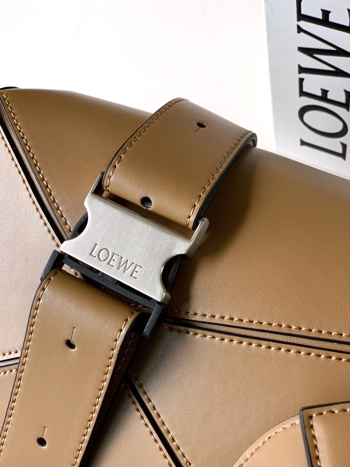 Loewe Lo*we 新款 Puzzle 腰包