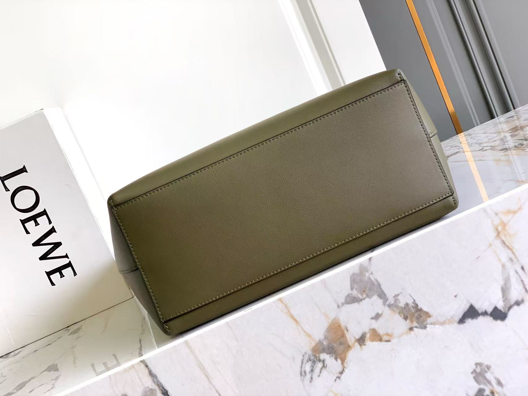 Loewe *𝘈𝘯𝘢𝘨𝘳𝘢𝘮 𝘛𝘰𝘵𝘦 印花托特包