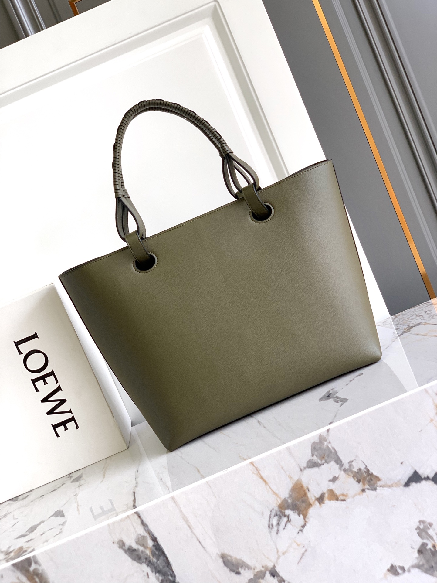 Loewe *𝘈𝘯𝘢𝘨𝘳𝘢𝘮 𝘛𝘰𝘵𝘦 印花托特包