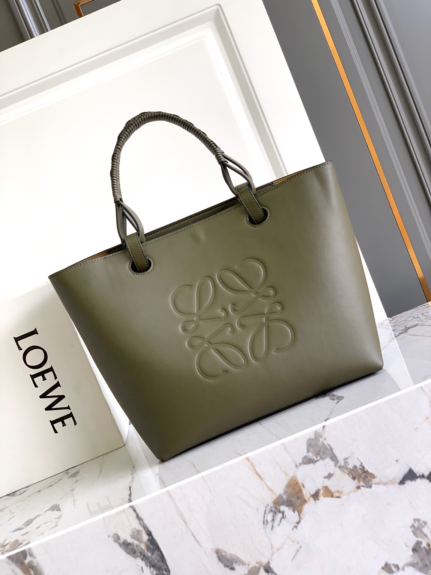 Loewe *𝘈𝘯𝘢𝘨𝘳𝘢𝘮 𝘛𝘰𝘵𝘦 印花托特包