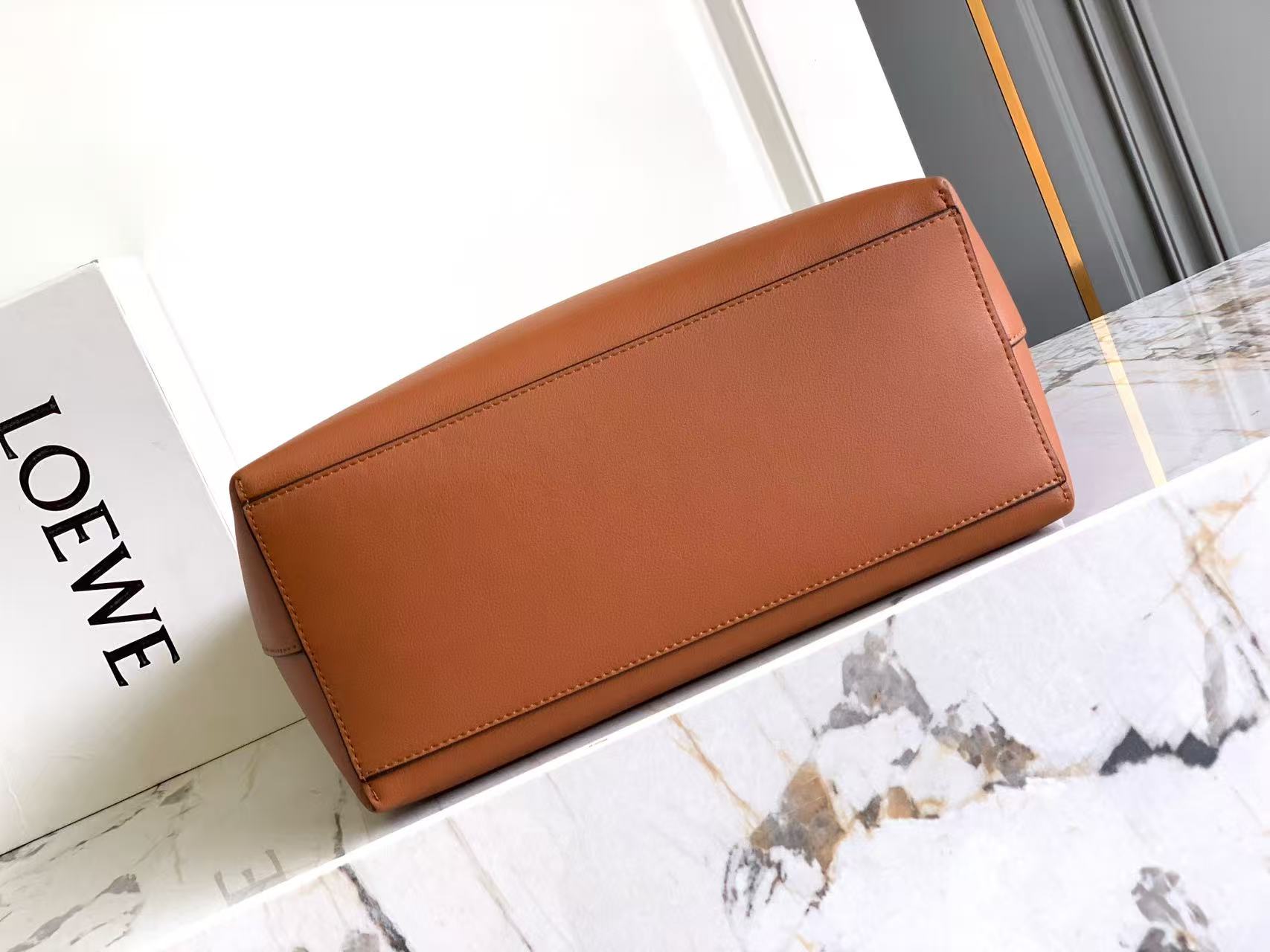 Loewe *𝘈𝘯𝘢𝘨𝘳𝘢𝘮 𝘛𝘰𝘵𝘦 印花托特包