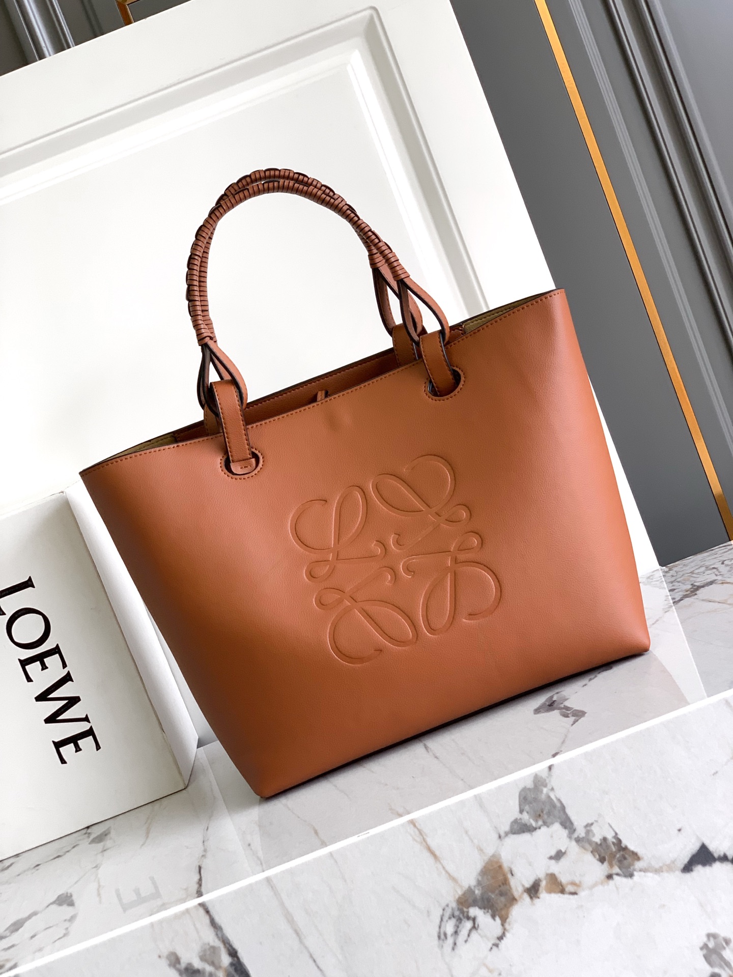 Loewe *𝘈𝘯𝘢𝘨𝘳𝘢𝘮 𝘛𝘰𝘵𝘦 印花托特包