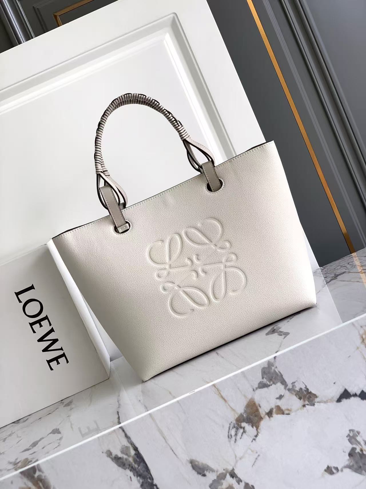 Loewe *𝘈𝘯𝘢𝘨𝘳𝘢𝘮 𝘛𝘰𝘵𝘦 印花托特包