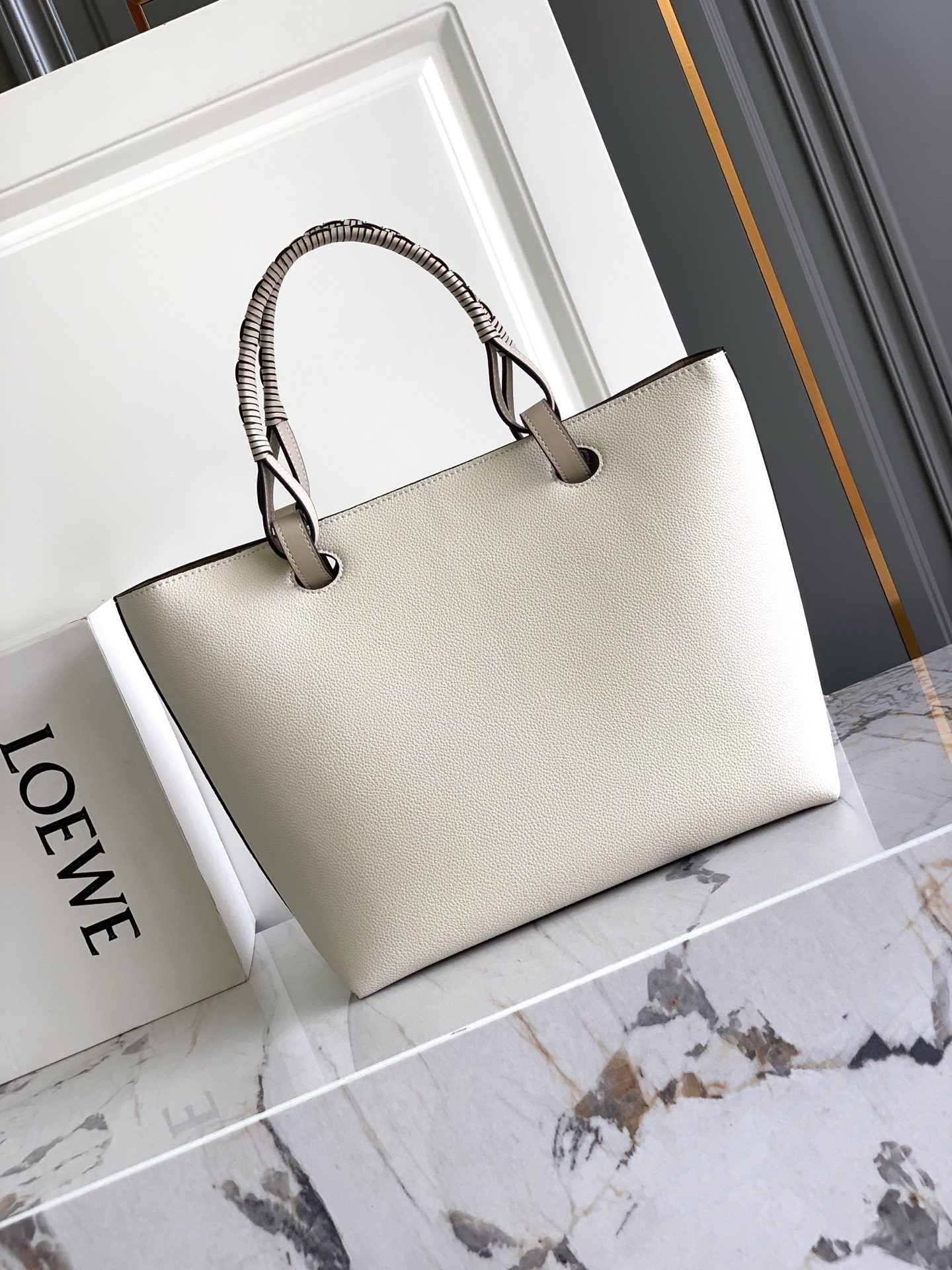Loewe *𝘈𝘯𝘢𝘨𝘳𝘢𝘮 𝘛𝘰𝘵𝘦 印花托特包