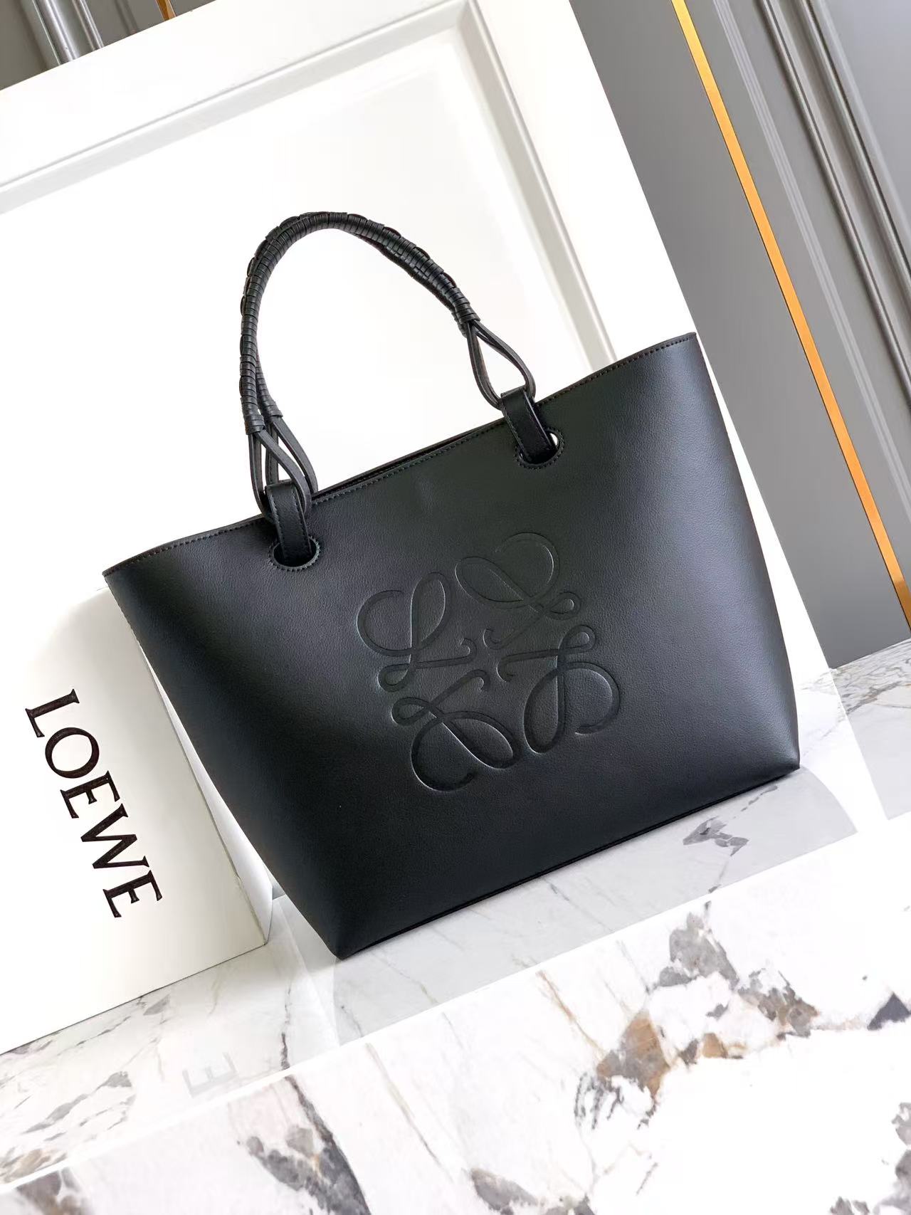 Loewe *𝘈𝘯𝘢𝘨𝘳𝘢𝘮 𝘛𝘰𝘵𝘦 印花托特包