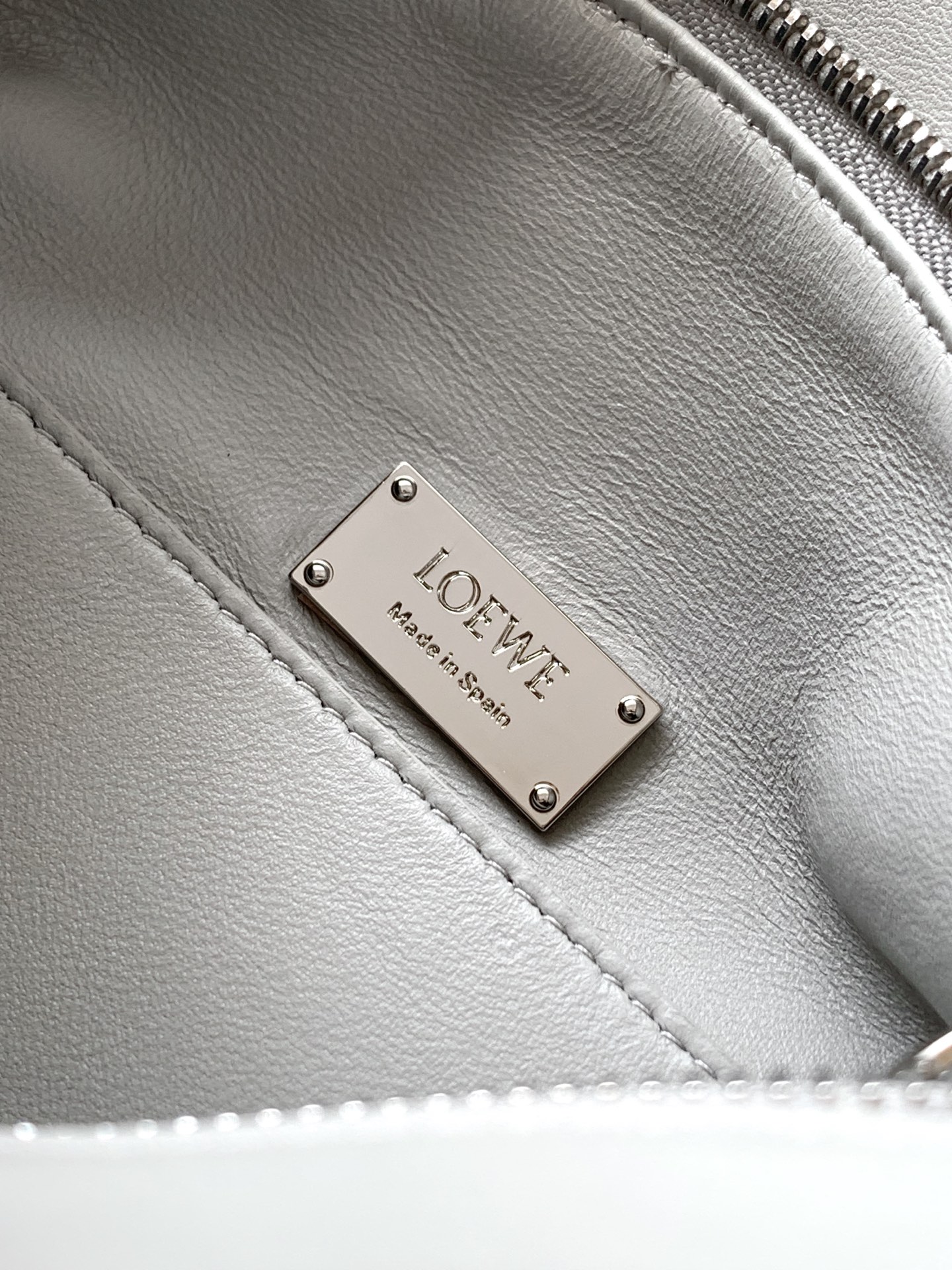 Loewe 25年最新 𝗣𝗨𝗭𝗭𝗟𝗘羊皮