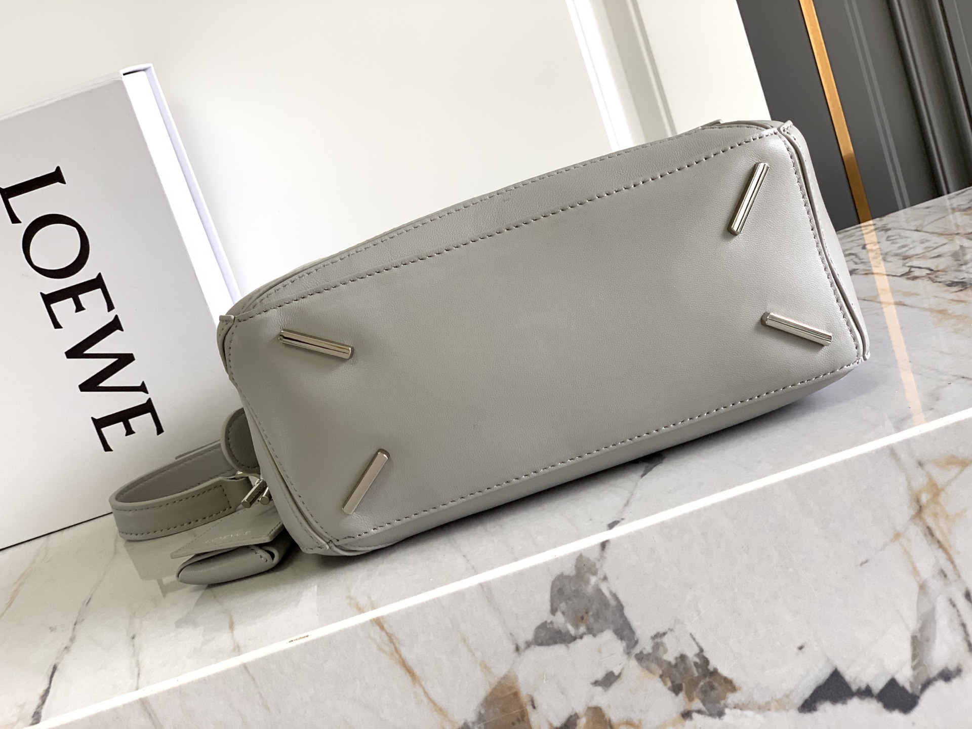 Loewe 25年最新 𝗣𝗨𝗭𝗭𝗟𝗘羊皮
