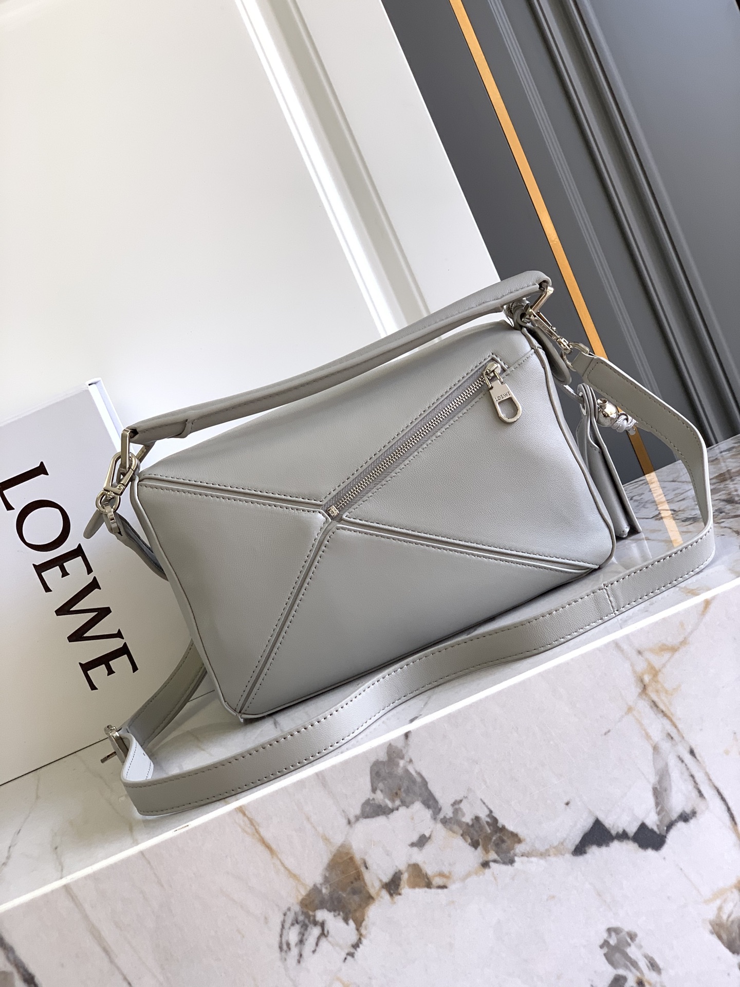 Loewe 25年最新 𝗣𝗨𝗭𝗭𝗟𝗘羊皮
