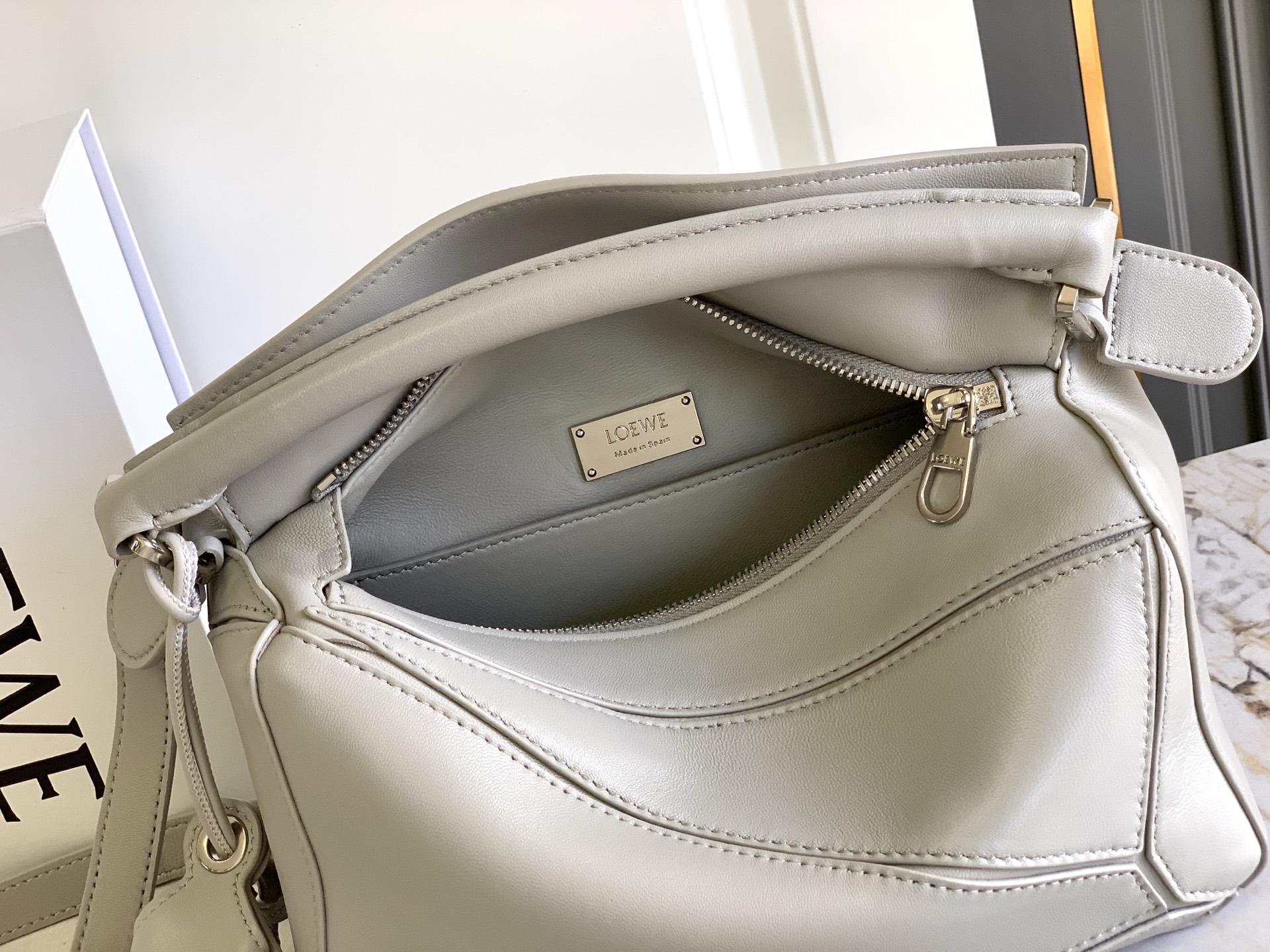 Loewe 25年最新 𝗣𝗨𝗭𝗭𝗟𝗘羊皮