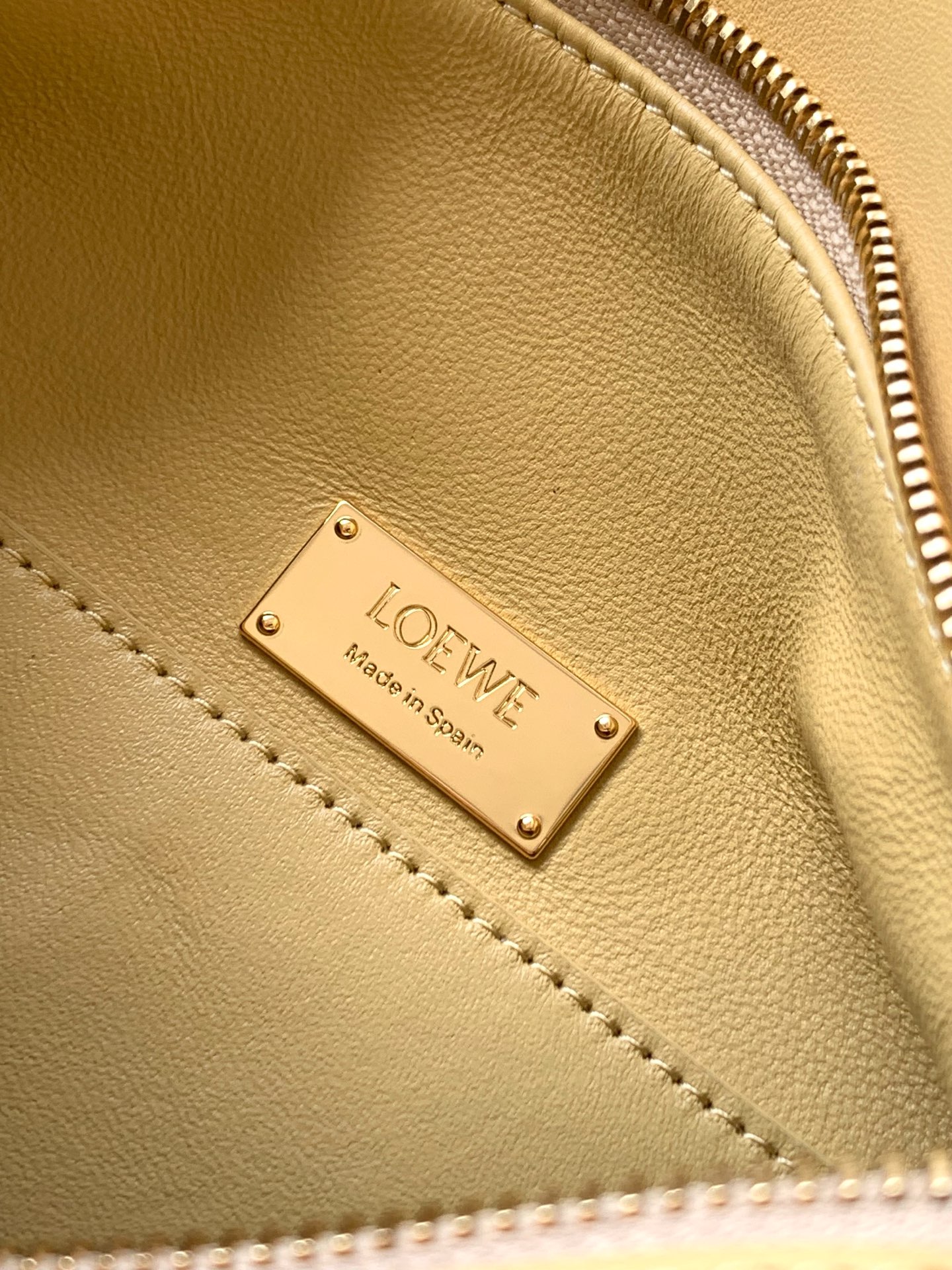 Loewe 25年最新 𝗣𝗨𝗭𝗭𝗟𝗘羊皮