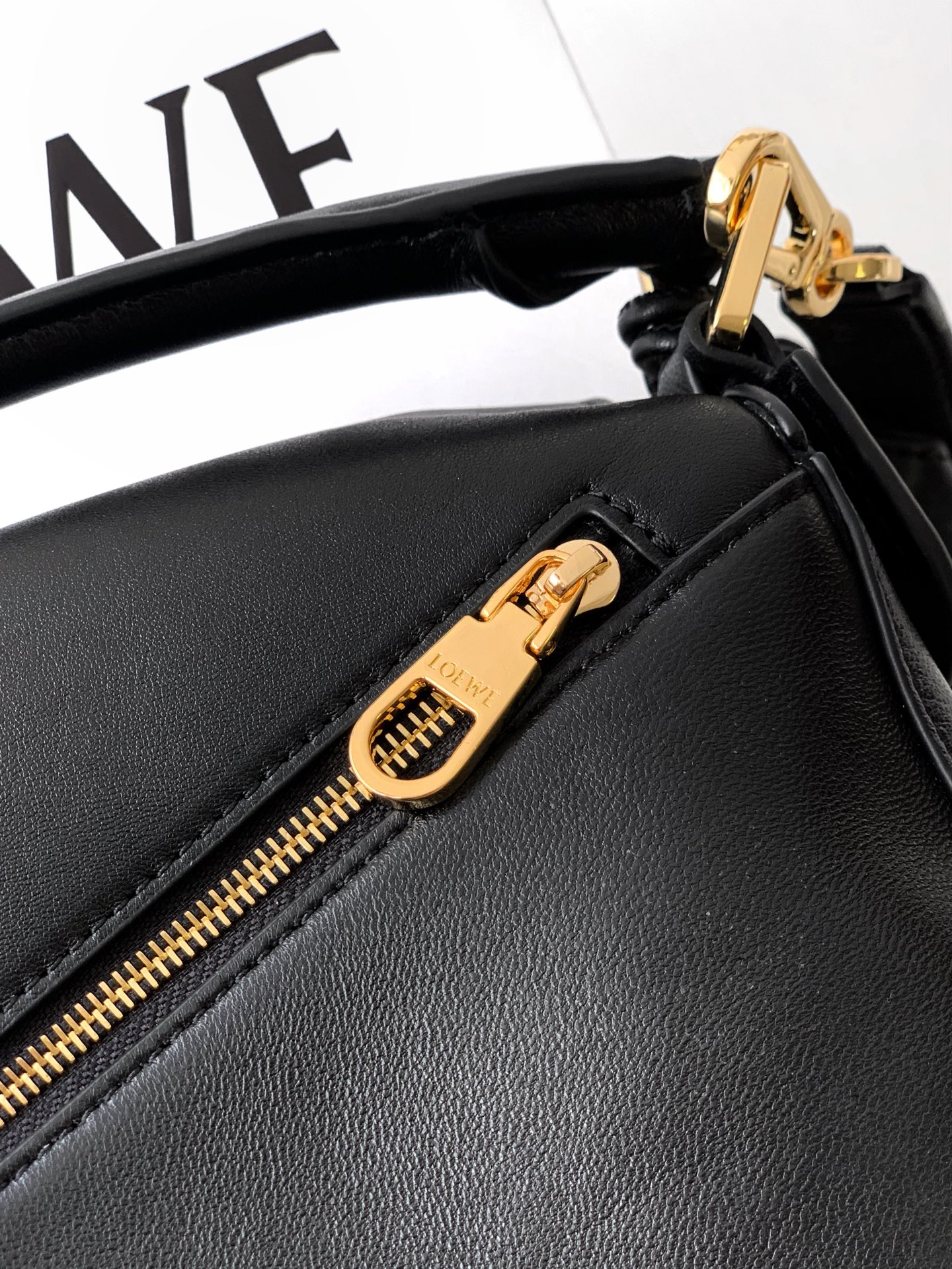Loewe 25年最新 𝗣𝗨𝗭𝗭𝗟𝗘羊皮