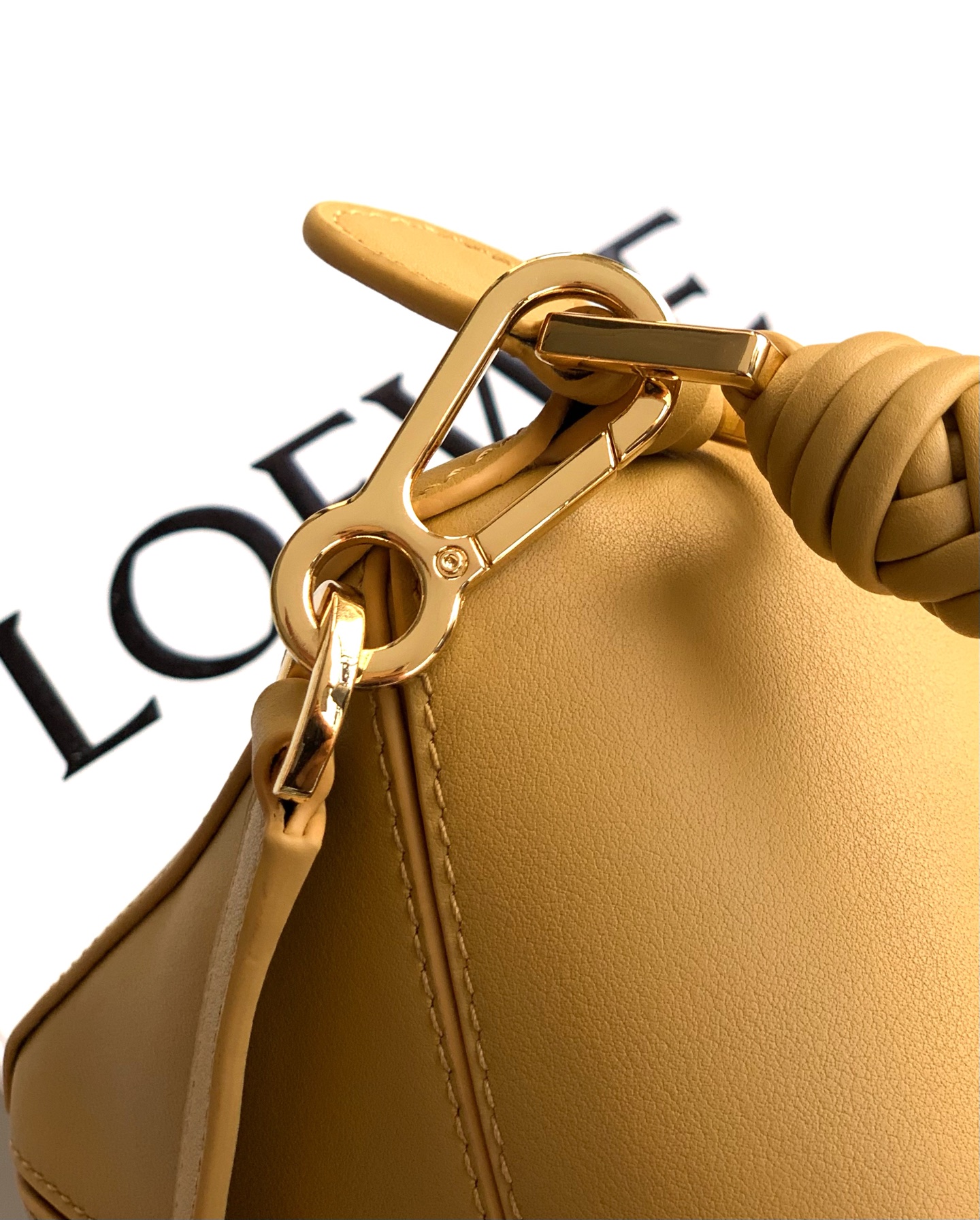 Loewe 独特手柄编织工艺更彰显Loew家的匠心精神创新，也更加知性，委婉，将艺术挥洒淋漓尽致～