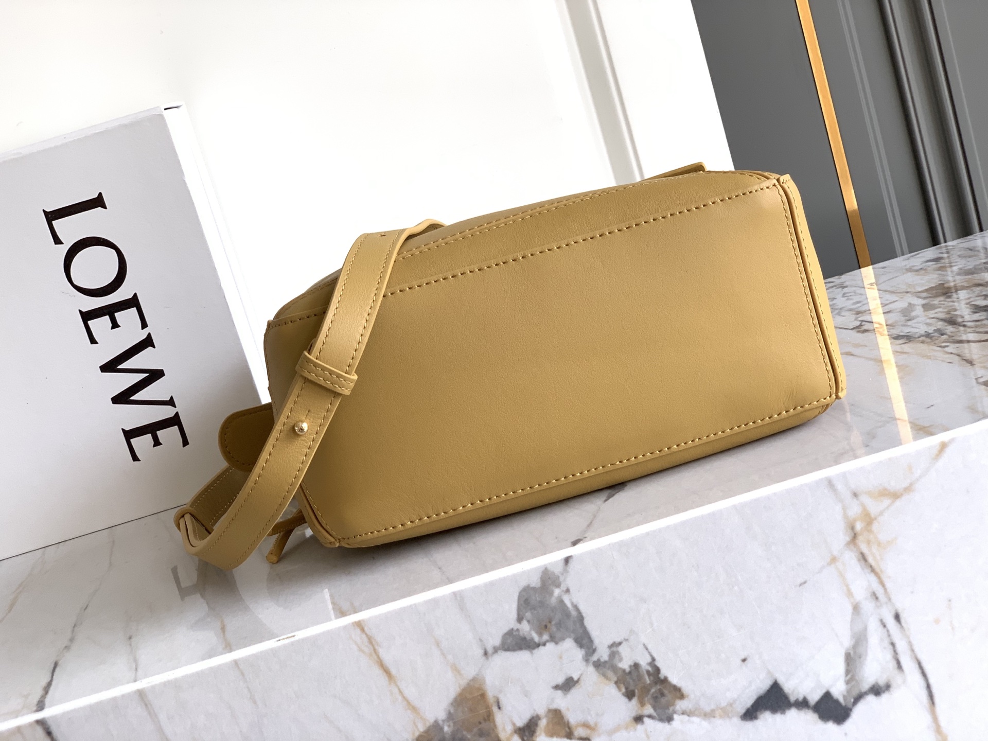 Loewe 独特手柄编织工艺更彰显Loew家的匠心精神创新，也更加知性，委婉，将艺术挥洒淋漓尽致～
