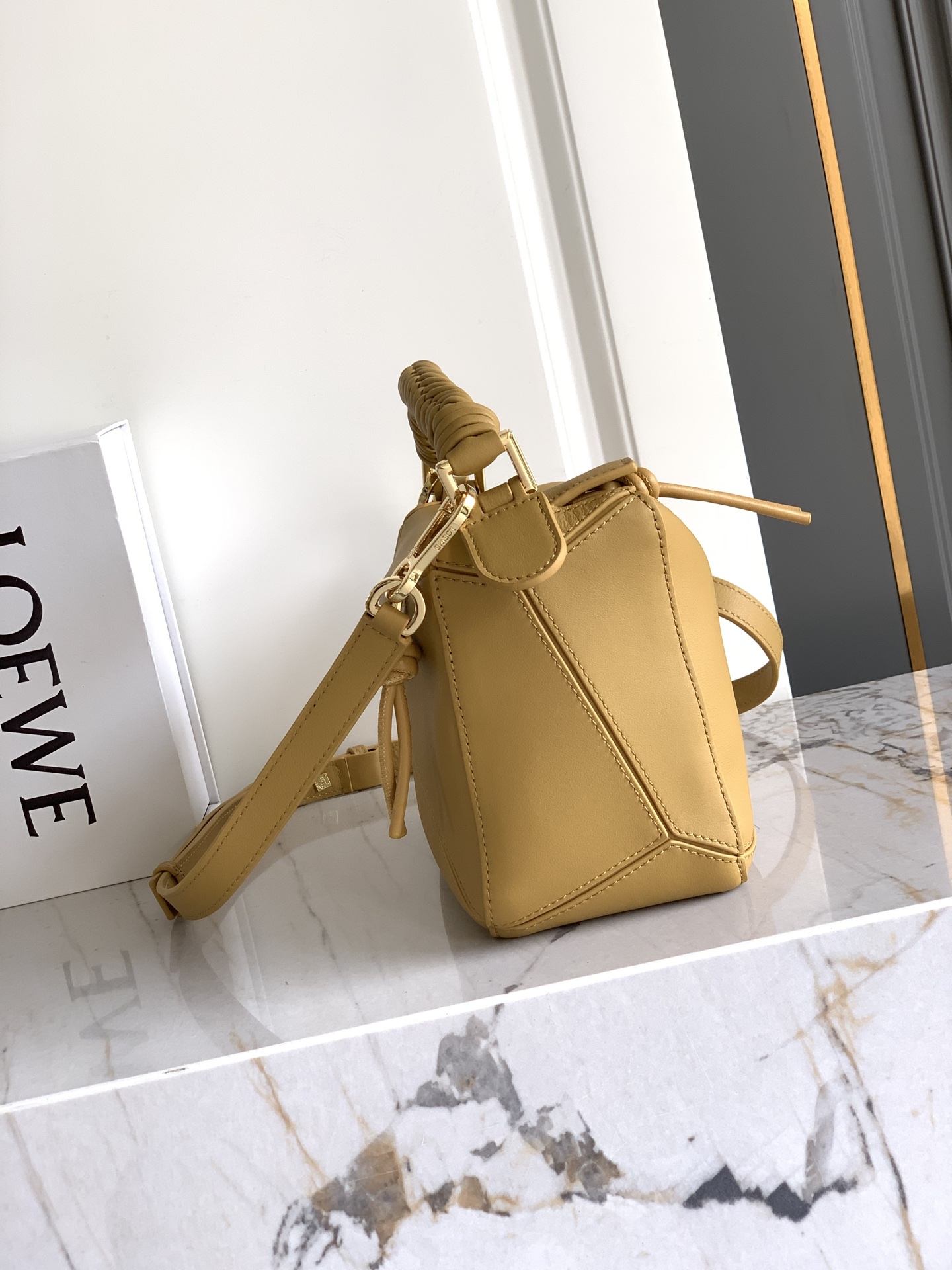 Loewe 独特手柄编织工艺更彰显Loew家的匠心精神创新，也更加知性，委婉，将艺术挥洒淋漓尽致～