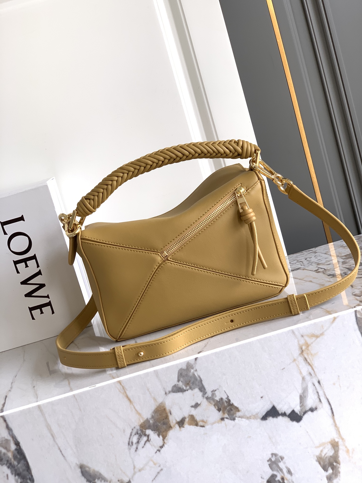 Loewe 独特手柄编织工艺更彰显Loew家的匠心精神创新，也更加知性，委婉，将艺术挥洒淋漓尽致～
