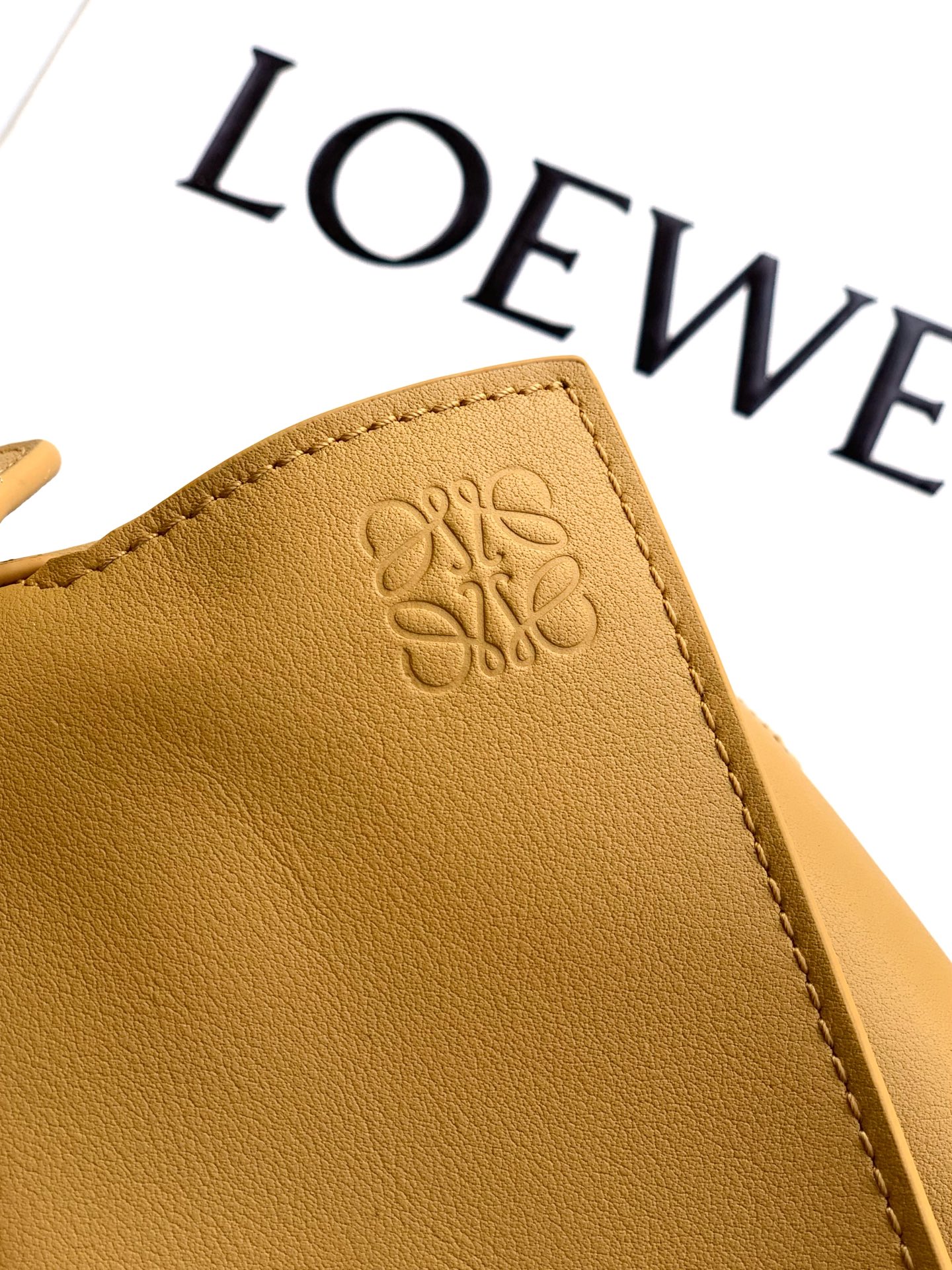 Loewe 独特手柄编织工艺更彰显Loew家的匠心精神创新，也更加知性，委婉，将艺术挥洒淋漓尽致～