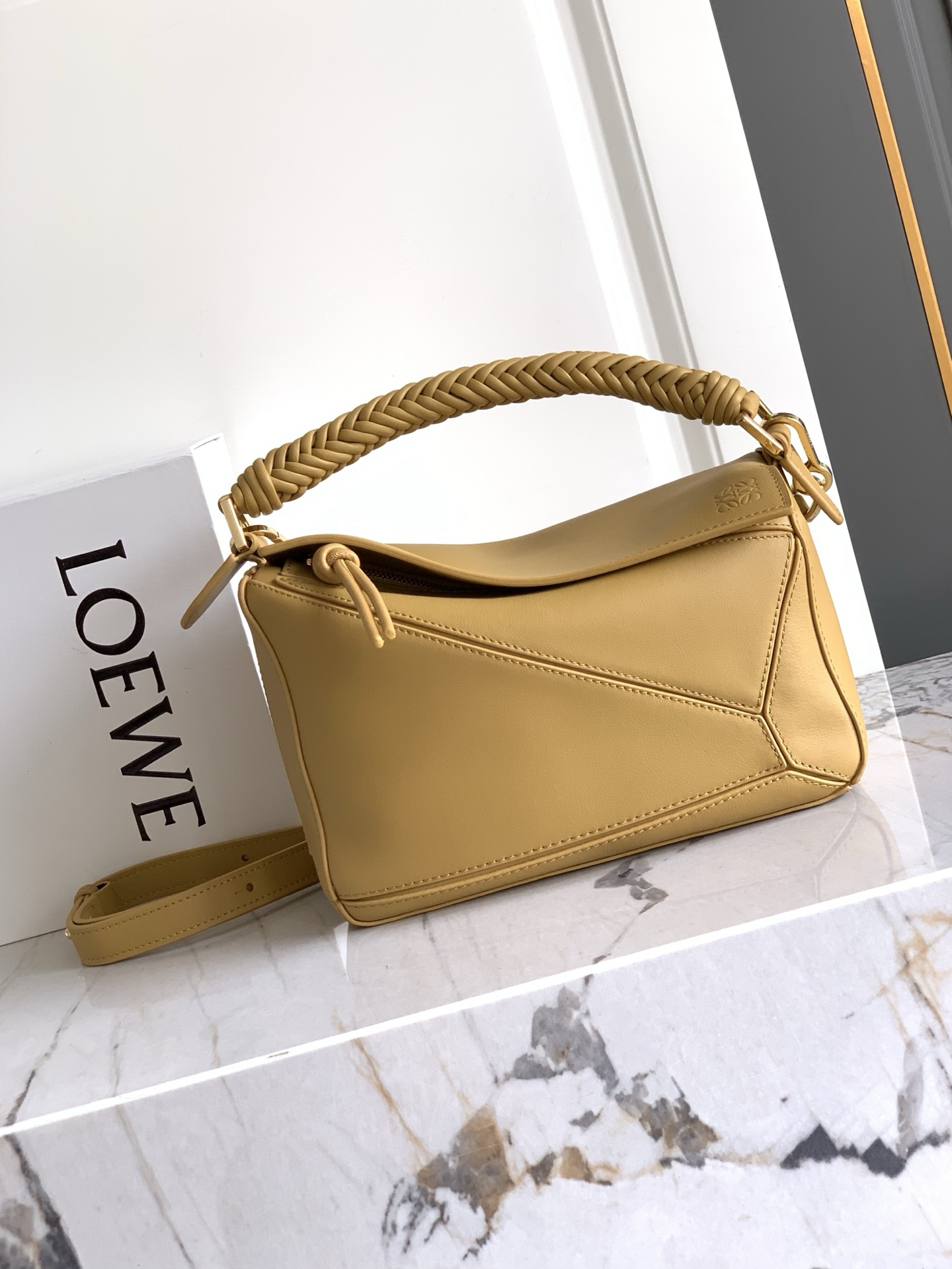 Loewe 独特手柄编织工艺更彰显Loew家的匠心精神创新，也更加知性，委婉，将艺术挥洒淋漓尽致～