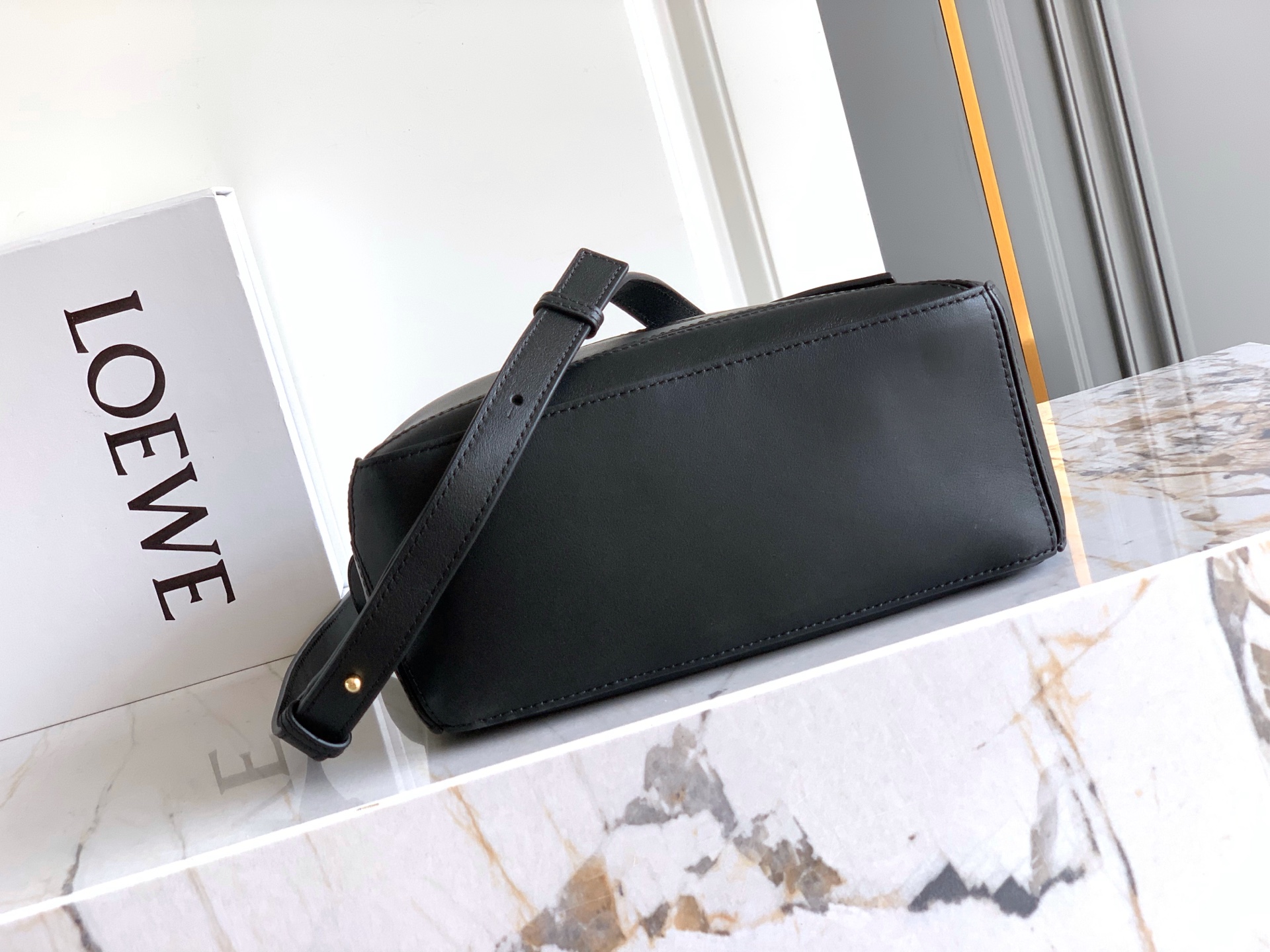Loewe 独特手柄编织工艺更彰显Loew家的匠心精神创新，也更加知性，委婉，将艺术挥洒淋漓尽致～